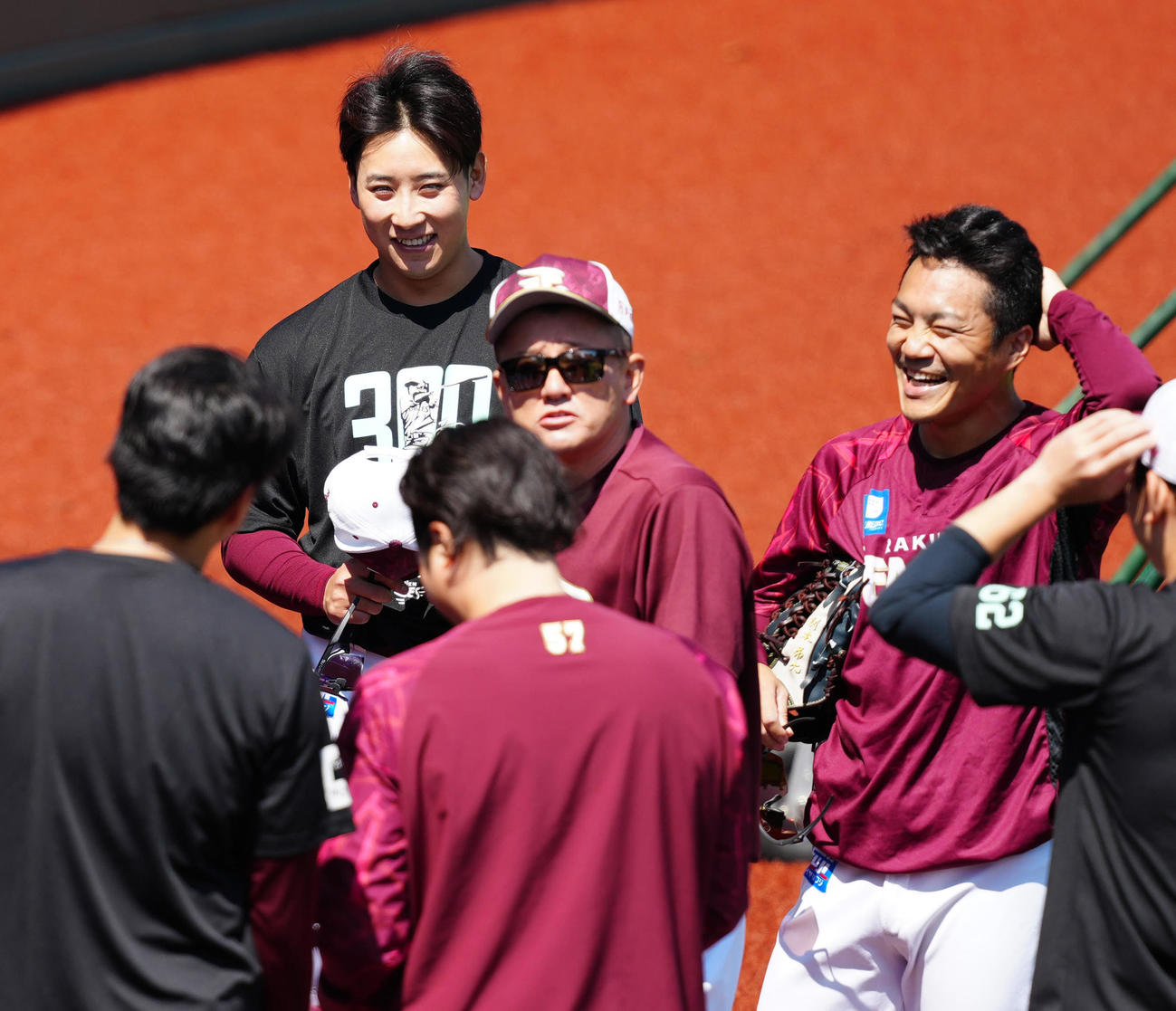 楽天対ロッテ　試合前、合流した楽天藤平（後方左）（撮影・江口和貴）