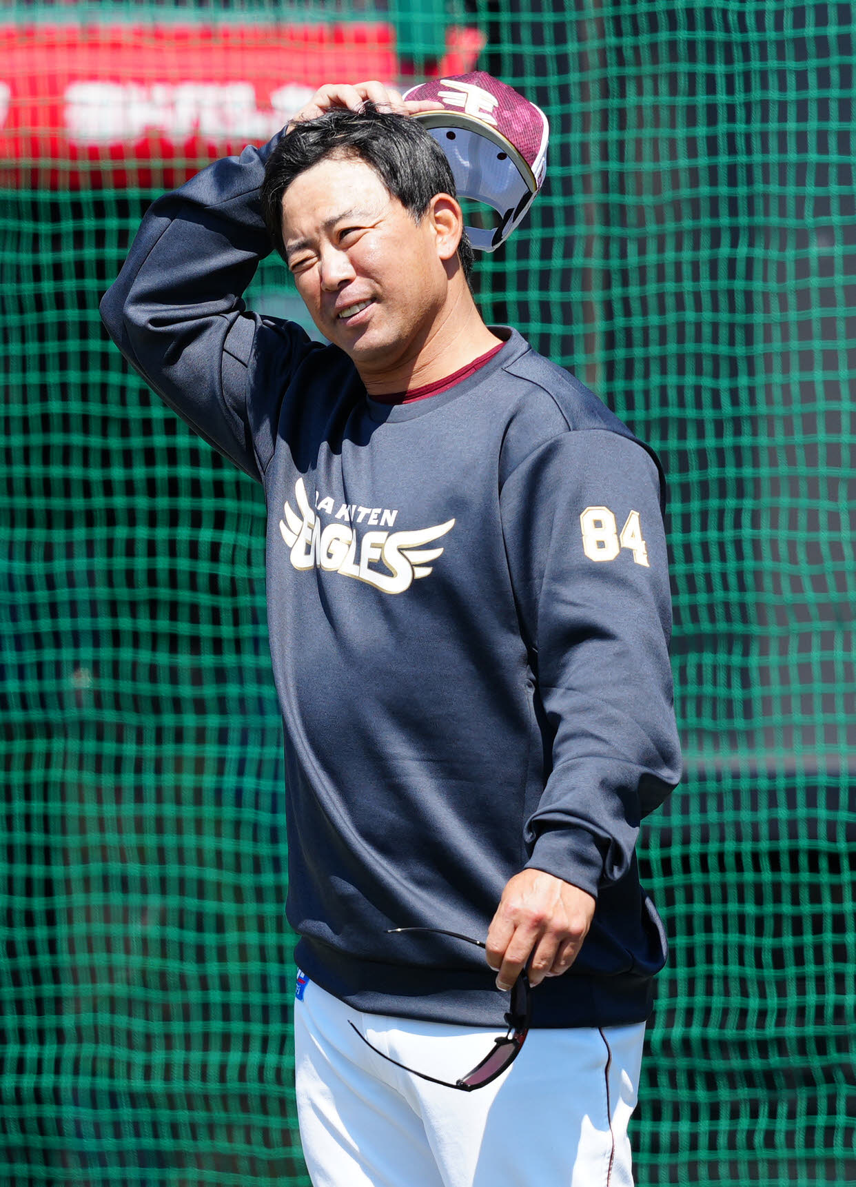 楽天対ロッテ　試合前練習を見つめる楽天雄平2軍打撃コーチ（撮影・江口和貴）
