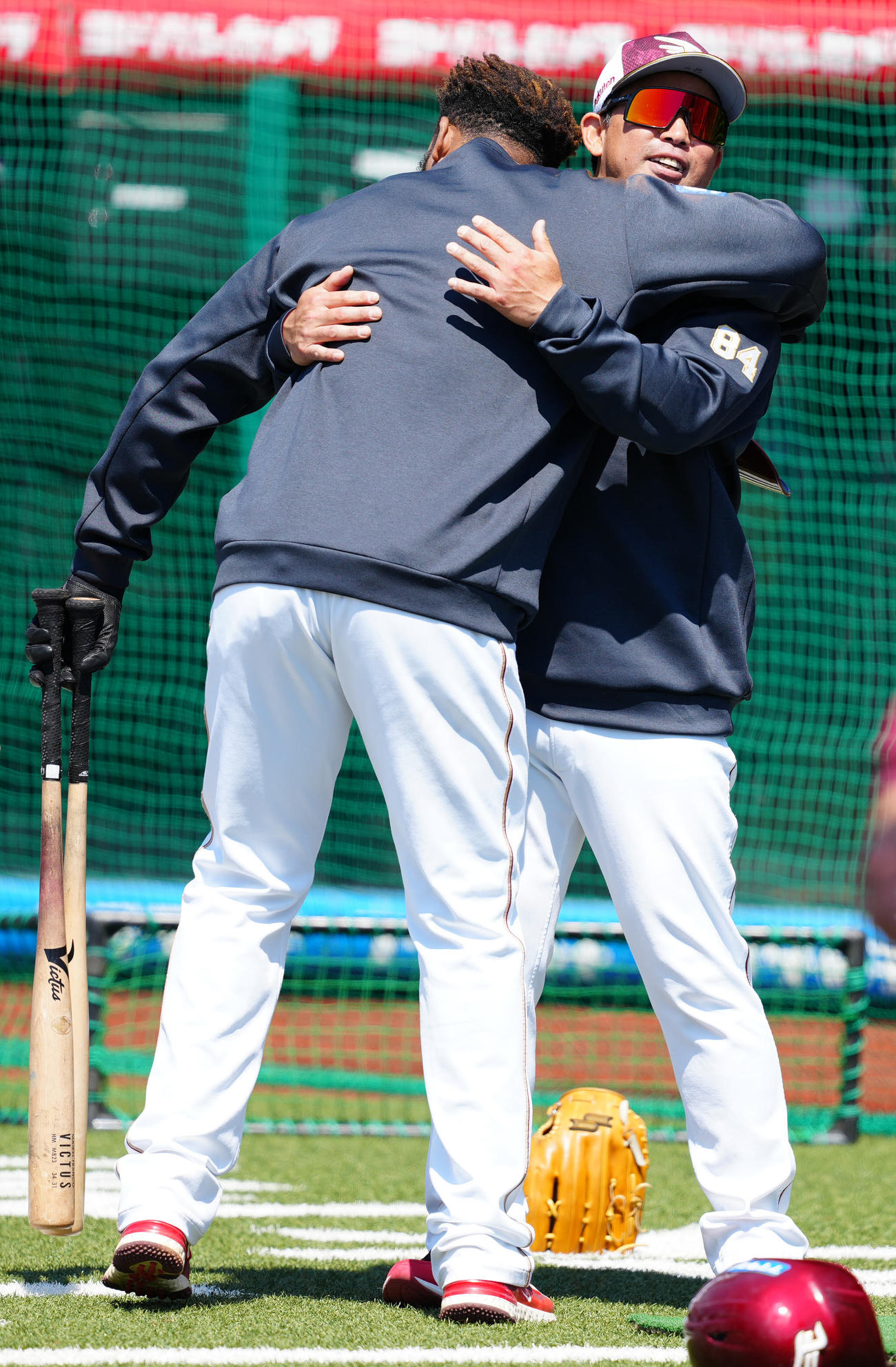 楽天対ロッテ　試合前練習中、楽天フランコ（左）とあいさつを交わす雄平2軍打撃コーチ（撮影・江口和貴）