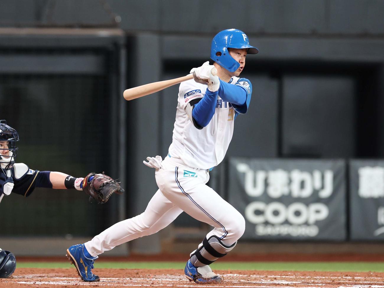 日本ハム対オリックス　3回裏日本ハム無死、右翼線に二塁打を放つ石井（撮影・黒川智章）