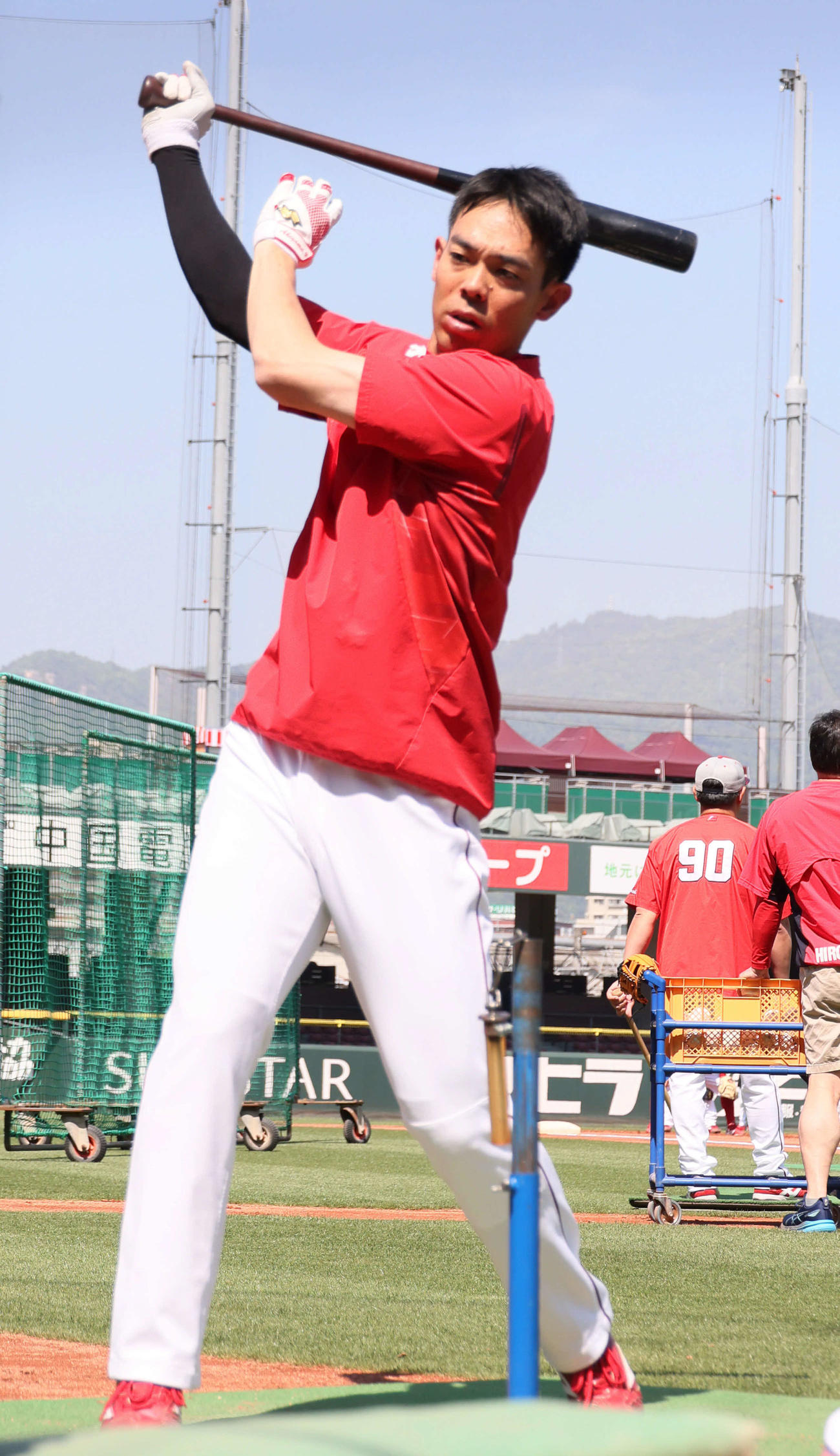 広島対巨人　1軍に合流し、試合前練習をする秋山（撮影・加藤孝規）