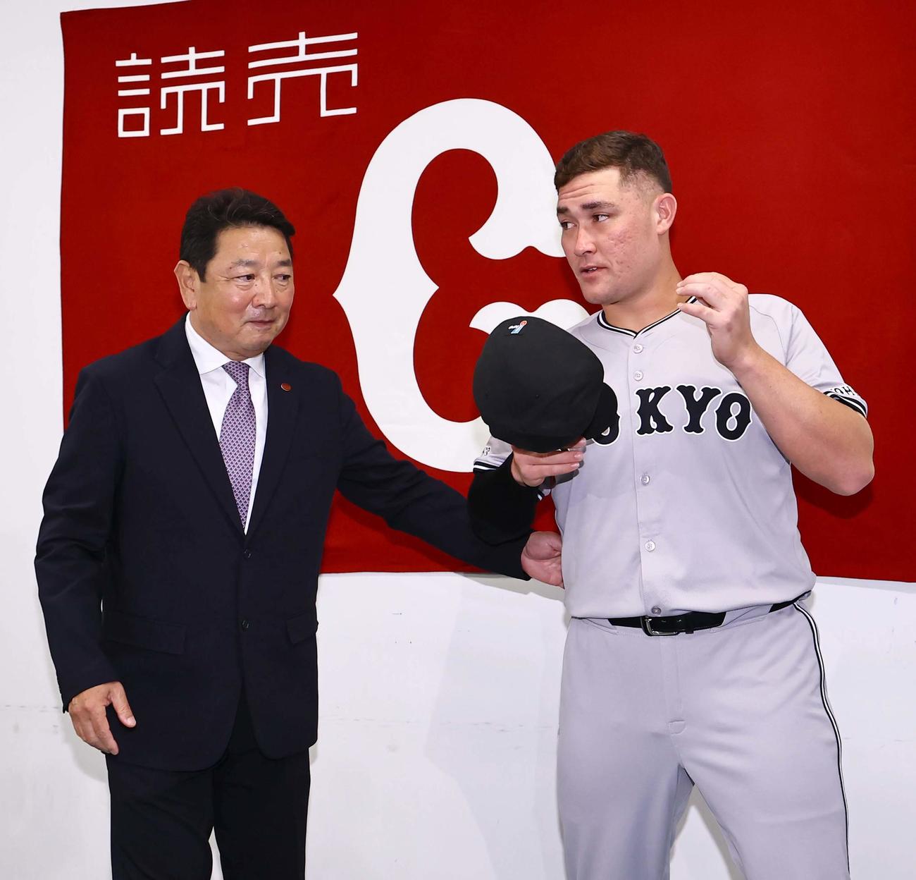 広島対巨人　会見を終えたリチャードは（右）は吉村編成部長と会場を引き揚げる（撮影・上田博志）