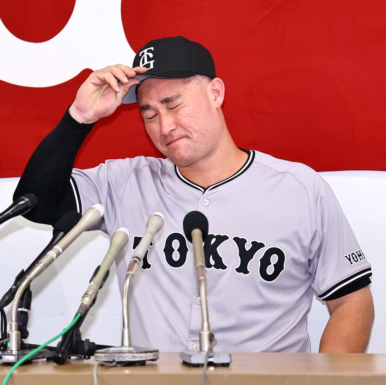 広島対巨人　マツダスタジアムで会見するリチャードは無数のフラッシュに眩しそうな表情を見せる（撮影・上田博志）