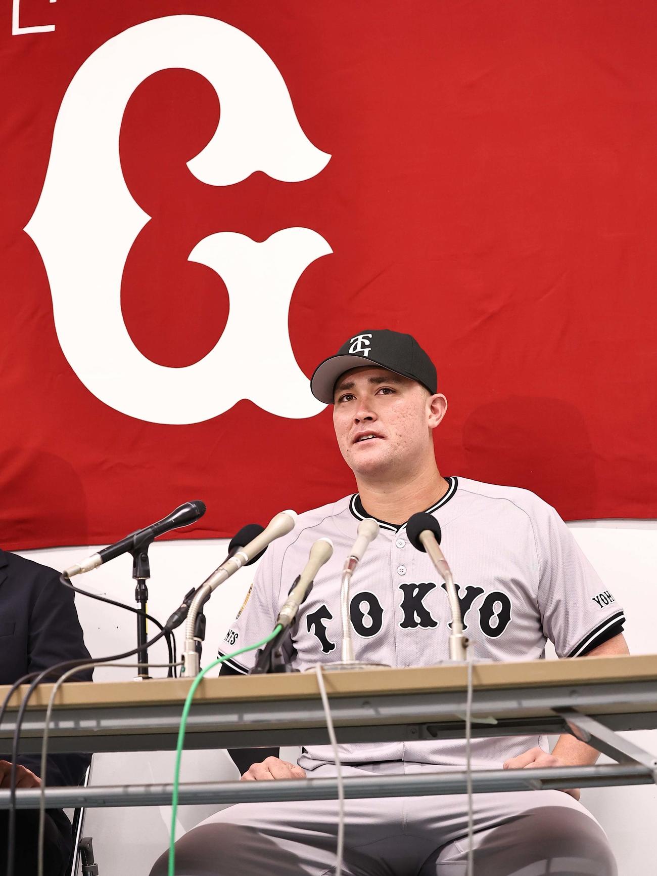 広島対巨人　マツダスタジアムで会見するリチャード（撮影・上田博志）