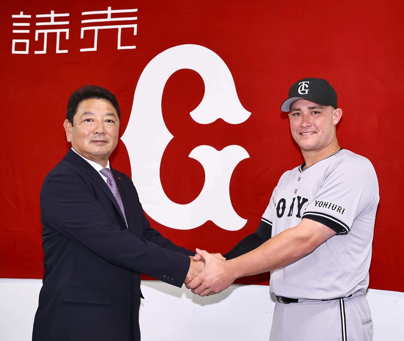 広島対巨人　マツダスタジアムで会見したリチャードは（右）は吉村編成部長と握手を交わす（撮影・上田博志）