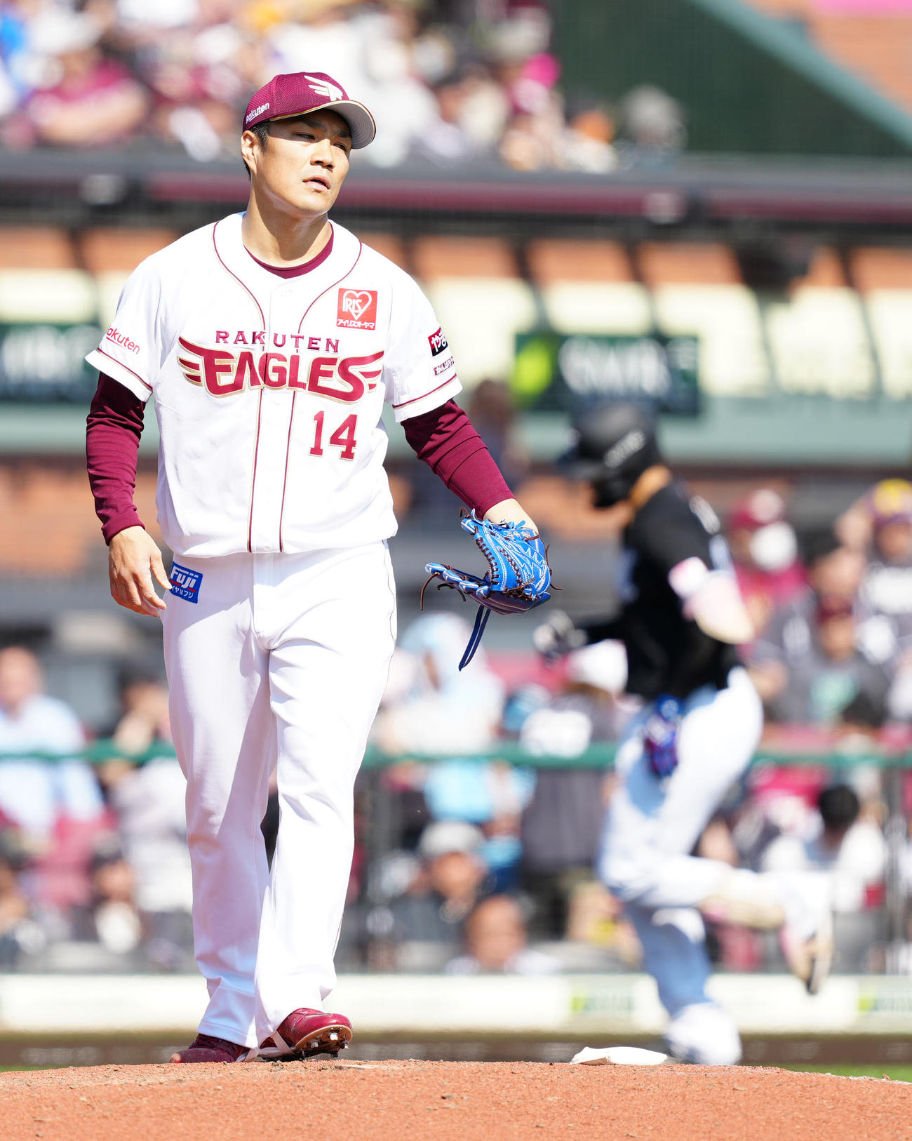 楽天対ロッテ　6回表ロッテ無死、ソト（後方）にソロ本塁打を浴びる則本（撮影・江口和貴）