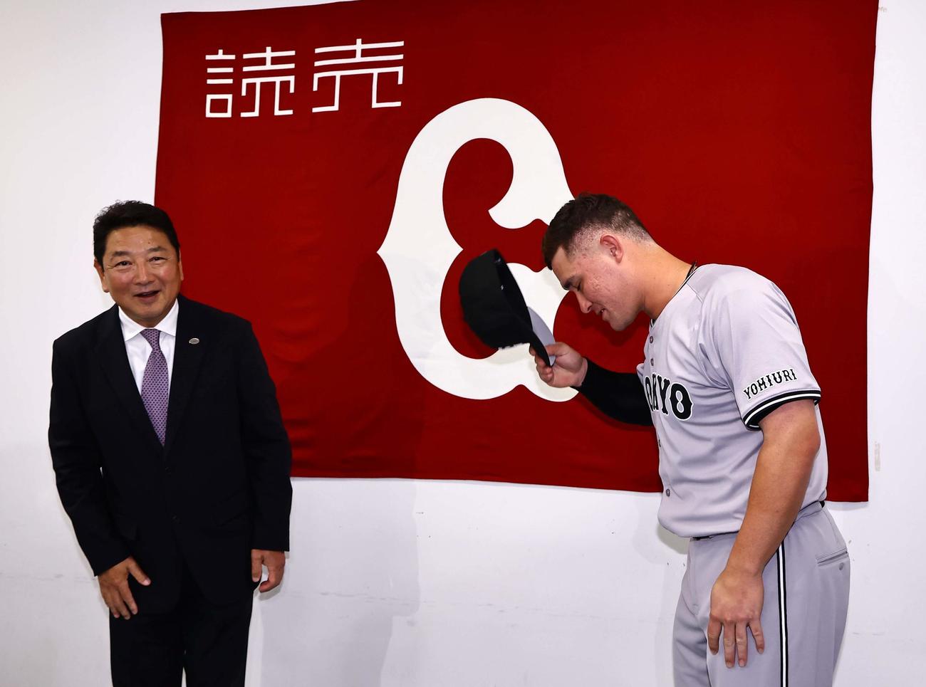 広島対巨人　会見を終えたリチャードは（右）は吉村編成部長と会場を引き揚げる（撮影・上田博志）