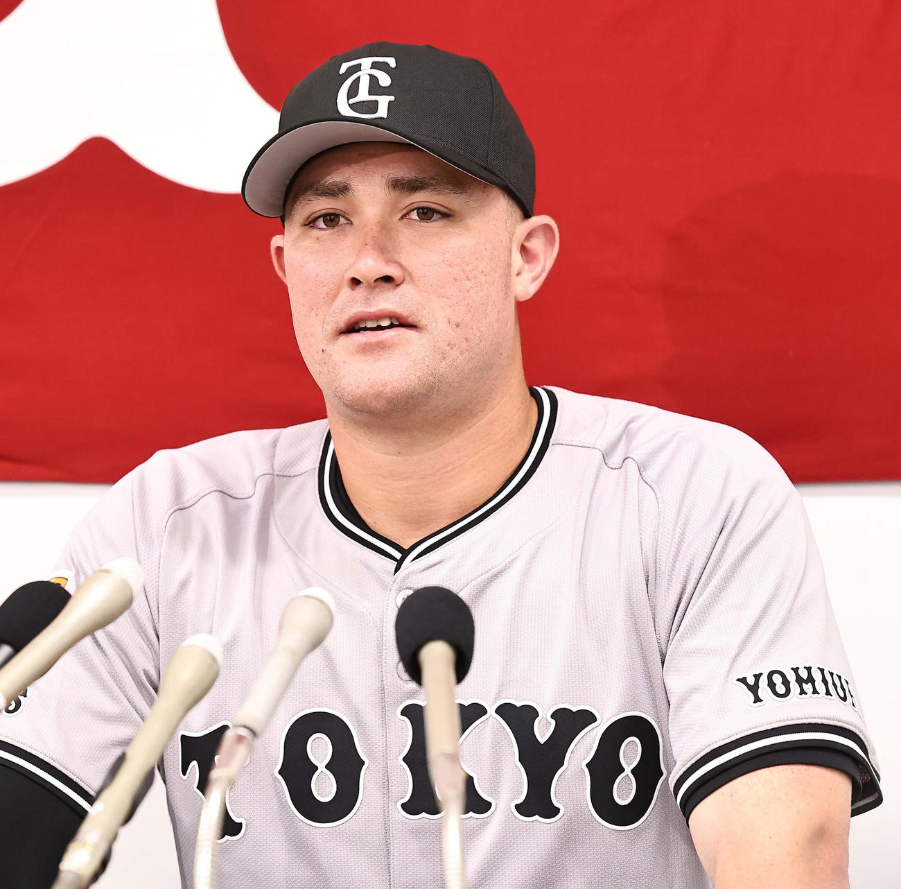 広島対巨人　マツダスタジアムで会見するリチャード（撮影・上田博志）