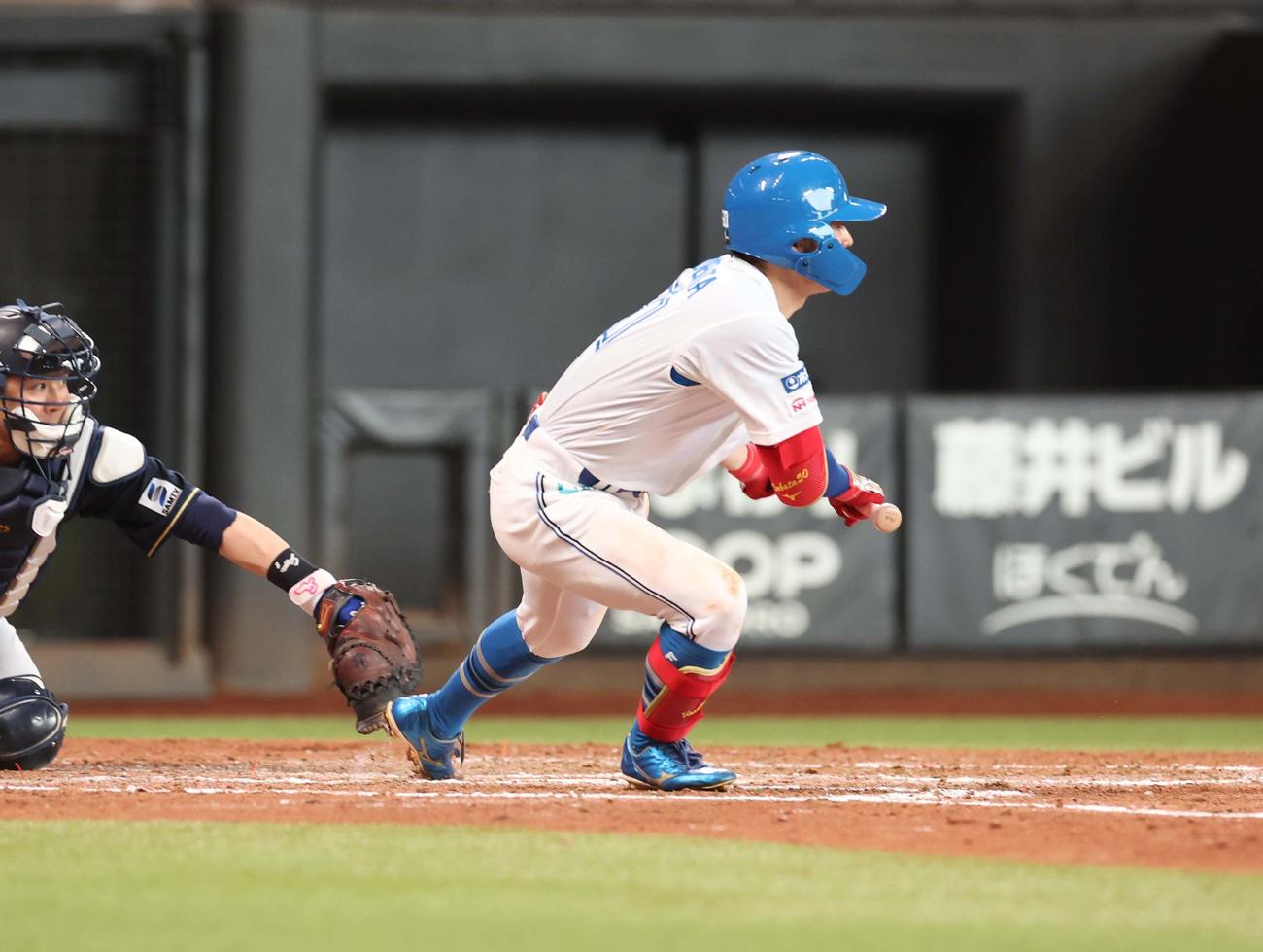 日本ハム対オリックス　7回裏日本ハム1死満塁、スクイズを決める五十幡（撮影・黒川智章）