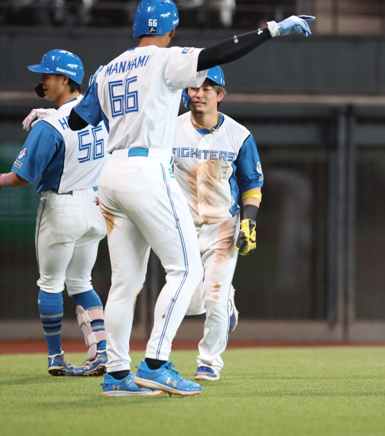 日本ハム対オリックス　7回裏日本ハム1死満塁、五十幡のスクイズで三塁走者に続き二塁走者水野（右）も生還（撮影・黒川智章）
