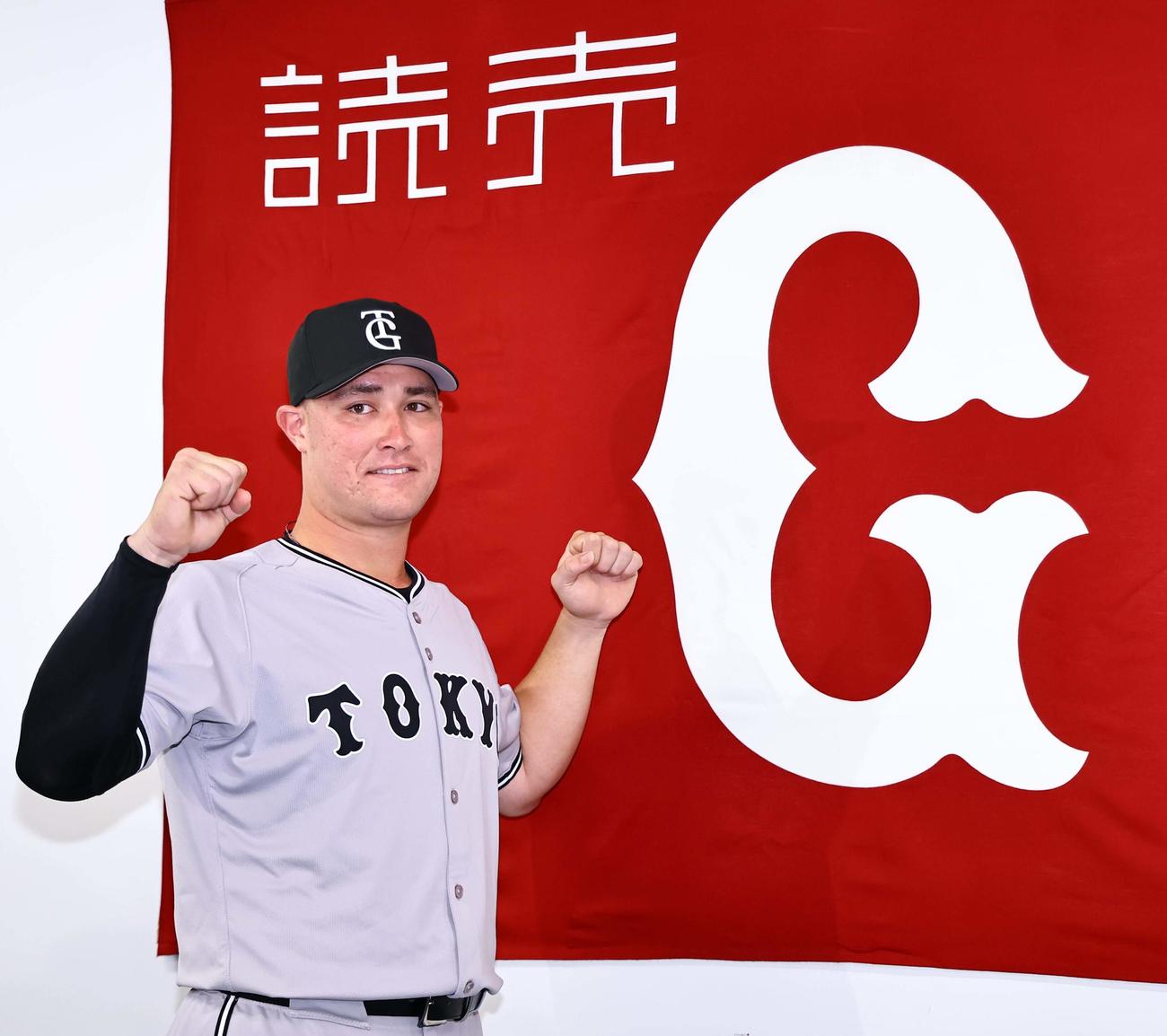 広島対巨人　マツダスタジアムで会見したリチャードは笑顔を見せる（撮影・上田博志）