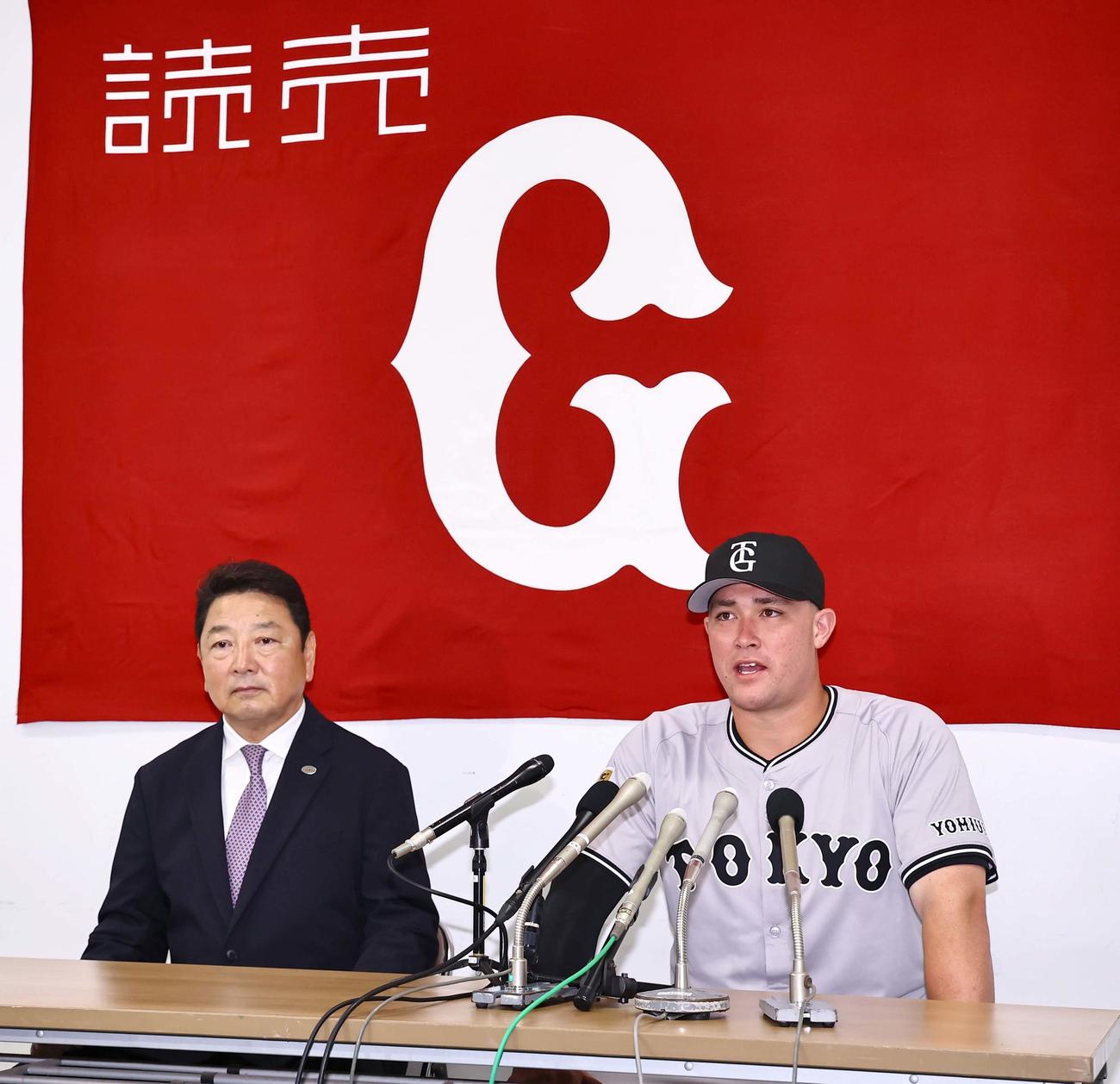 広島対巨人　マツダスタジアムで会見するリチャード（右）と吉村編成本部長（撮影・上田博志）
