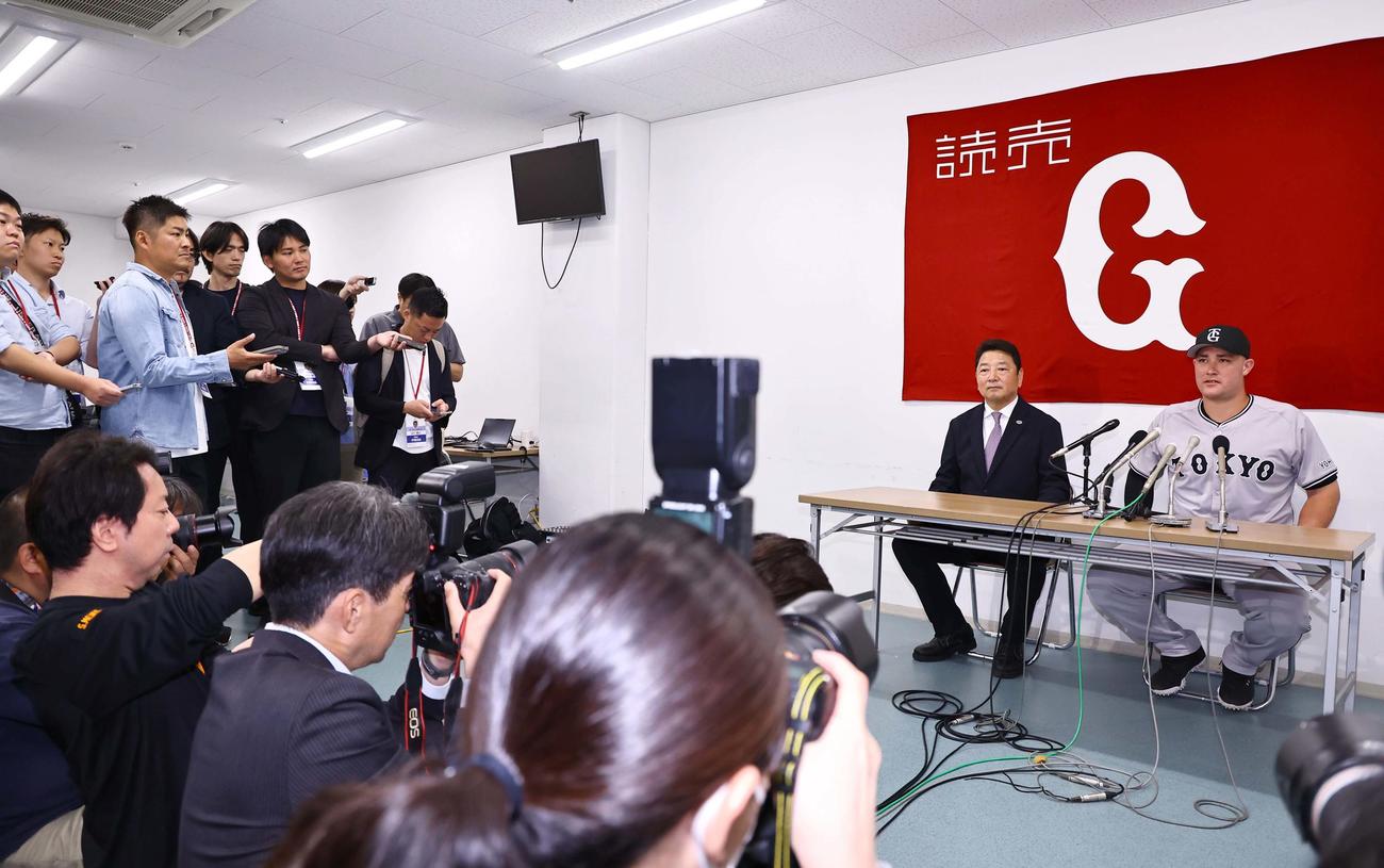 広島対巨人　マツダスタジアムで会見するリチャード（右）と吉村編成本部長（撮影・上田博志）