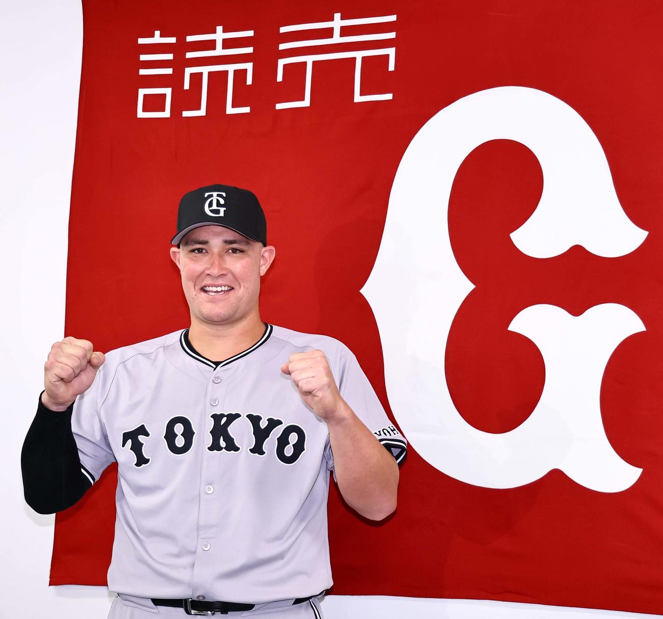 広島対巨人　マツダスタジアムで会見したリチャードは笑顔を見せる（撮影・上田博志）