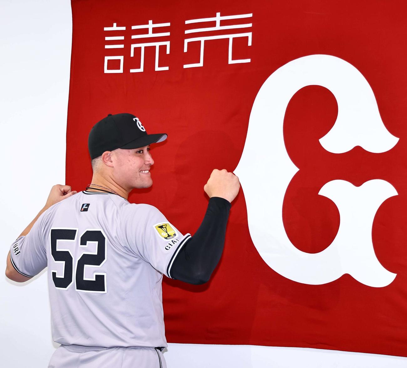 広島対巨人　マツダスタジアムで会見したリチャードは背番号を披露する（撮影・上田博志）
