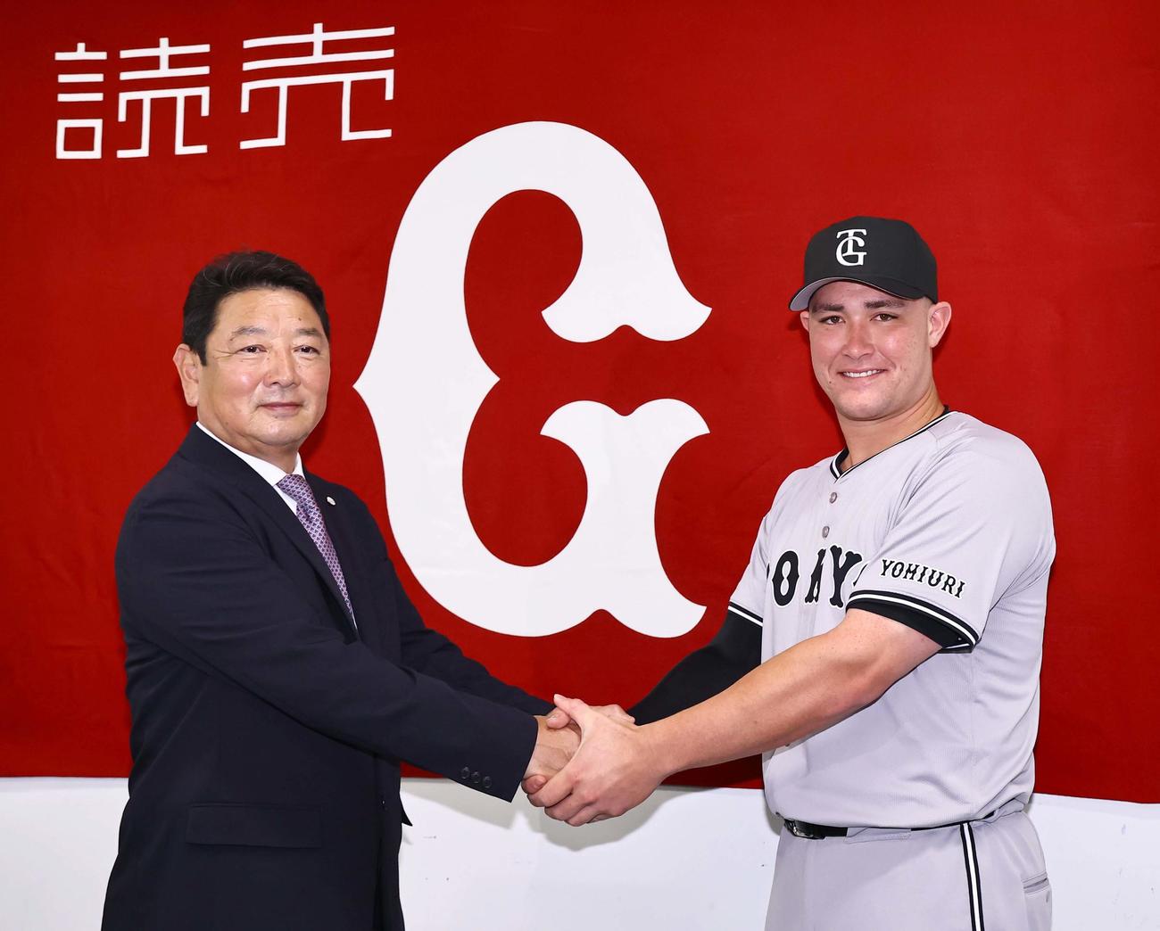 広島対巨人　マツダスタジアムで会見したリチャードは（右）は吉村編成部長と握手を交わす（撮影・上田博志）