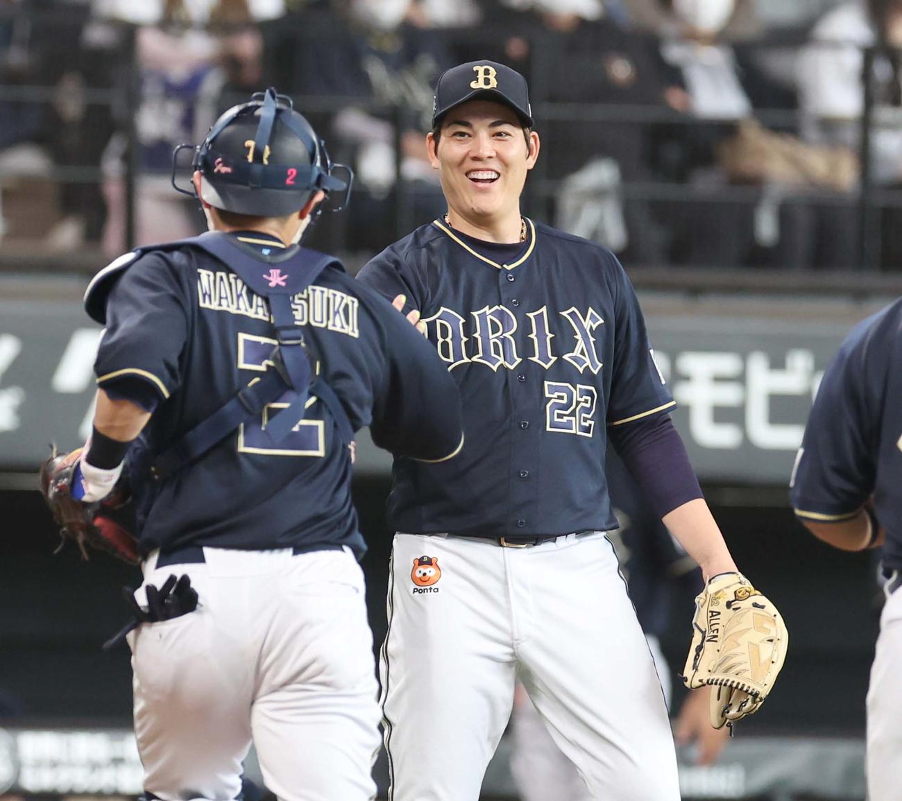 日本ハム対オリックス　2回裏、打者を3人で抑え笑顔の九里（撮影・黒川智章）