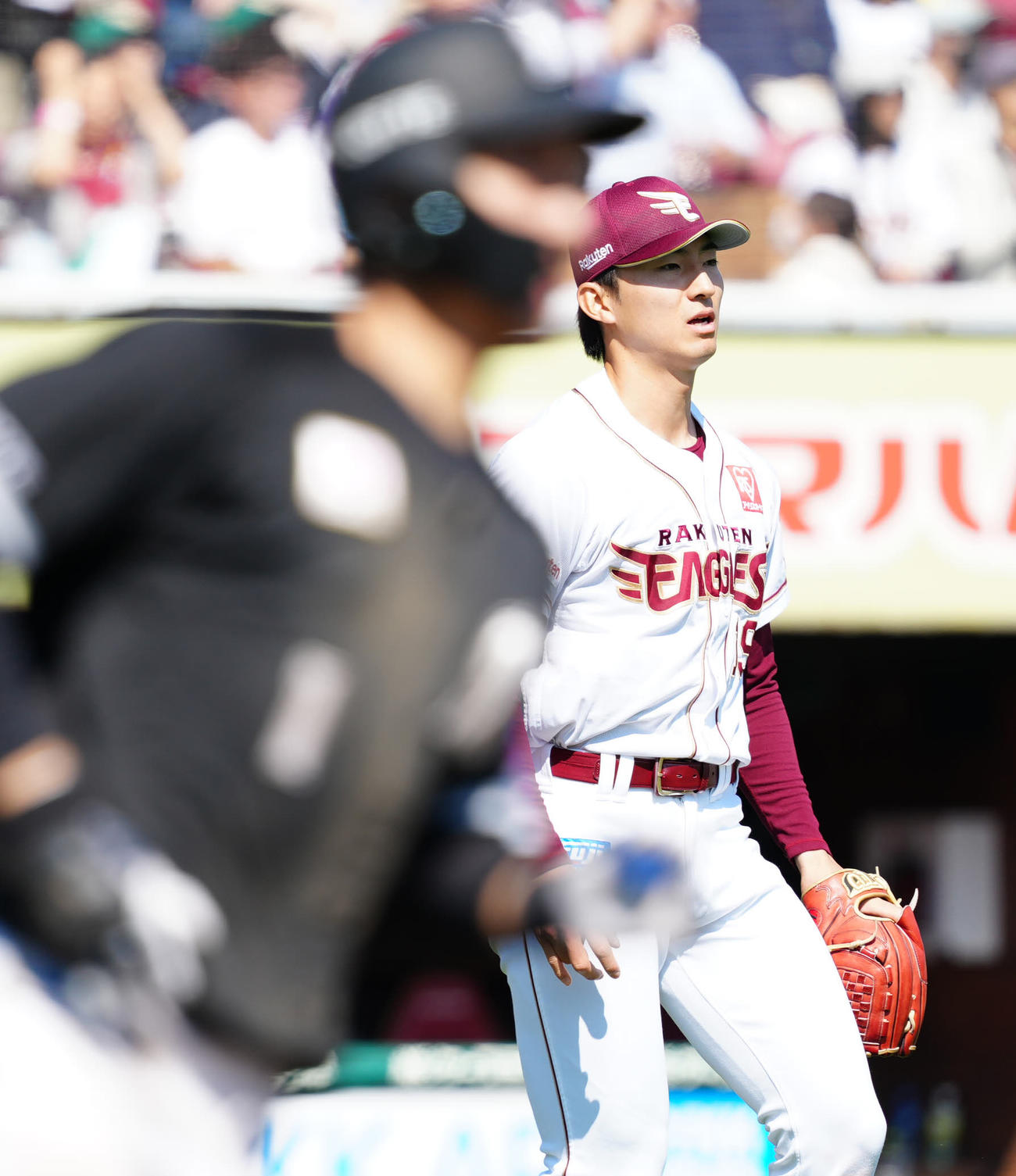 楽天対ロッテ　5回表ロッテ2死二塁、藤原（手前）を右飛に仕留めた荘司（撮影・江口和貴）