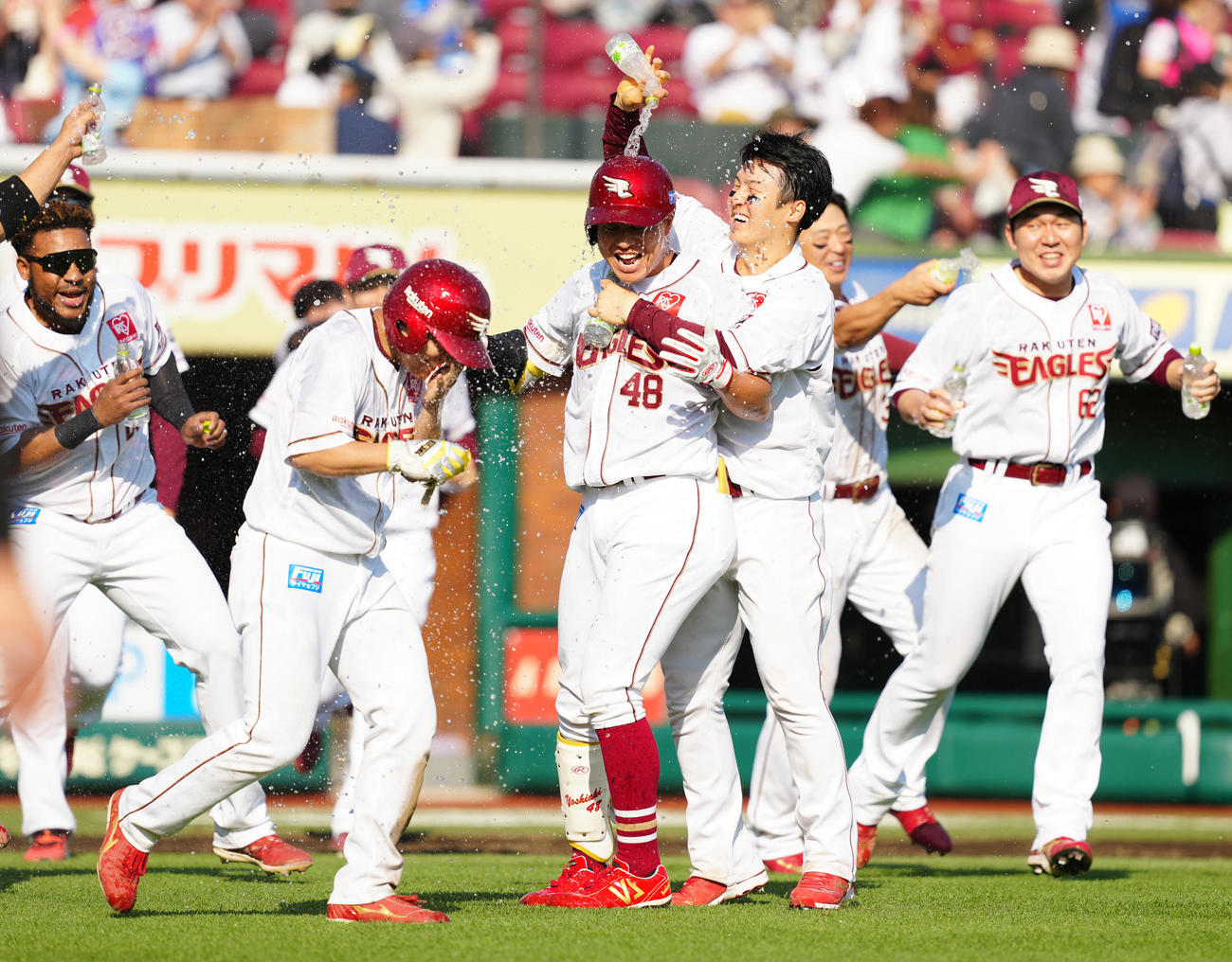 楽天対ロッテ　9回裏楽天1死一、三塁、渡辺佳（中央）のサヨナラ犠飛で喜ぶ選手たち（撮影・江口和貴）