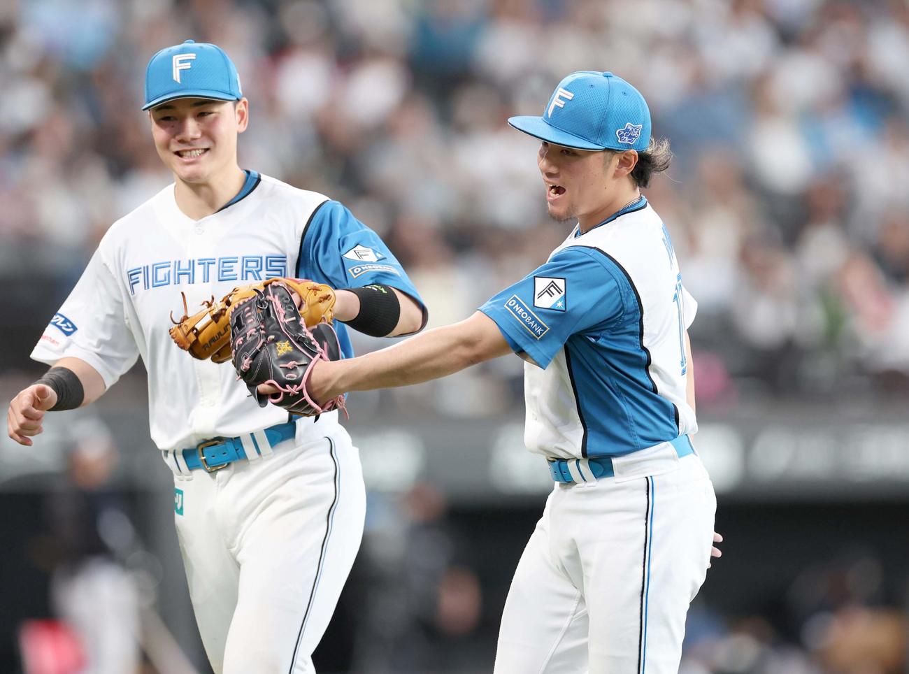 日本ハム対オリックス　6回表、無失点に抑え清宮幸（左）とタッチする伊藤（撮影・黒川智章）