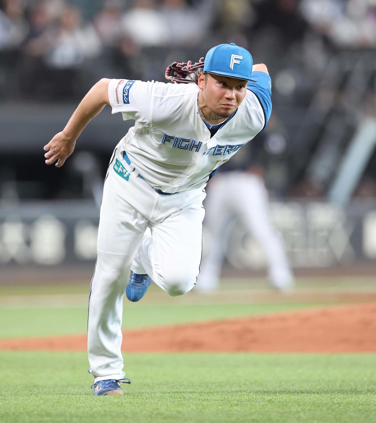 日本ハム対オリックス　3回表オリックス無死、若月を投ゴロにとる伊藤（撮影・黒川智章）