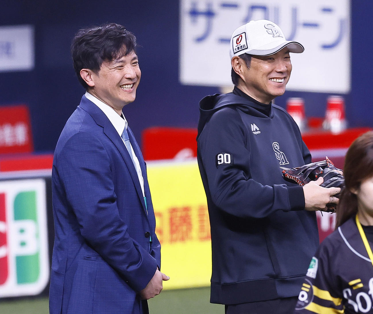 ソフトバンク対西武　元ソフトバンクの江川智晃氏（左）と話しをする小久保監督（撮影・藤尾明華）