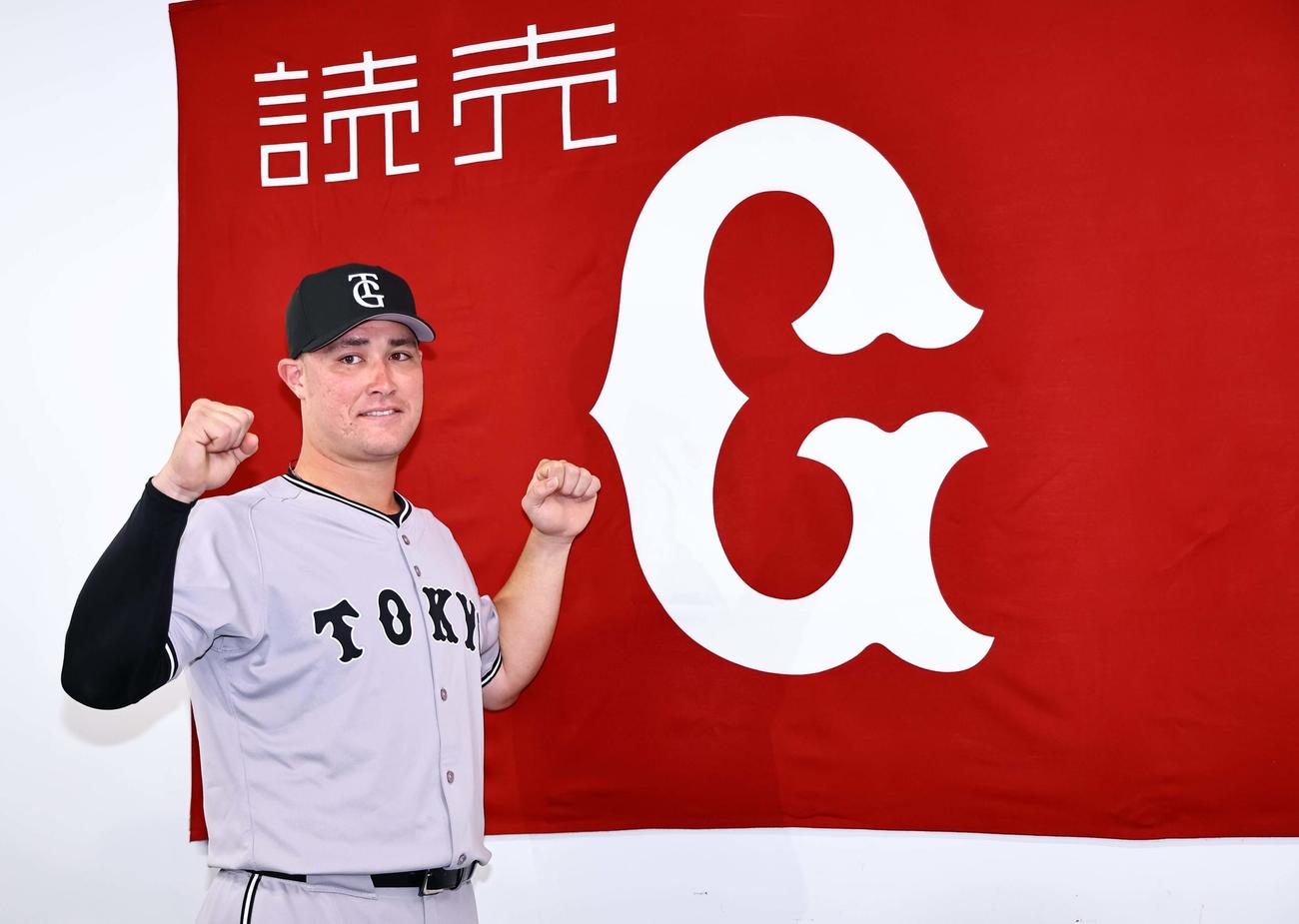 広島対巨人　マツダスタジアムで会見したリチャードは笑顔を見せる（撮影・上田博志）