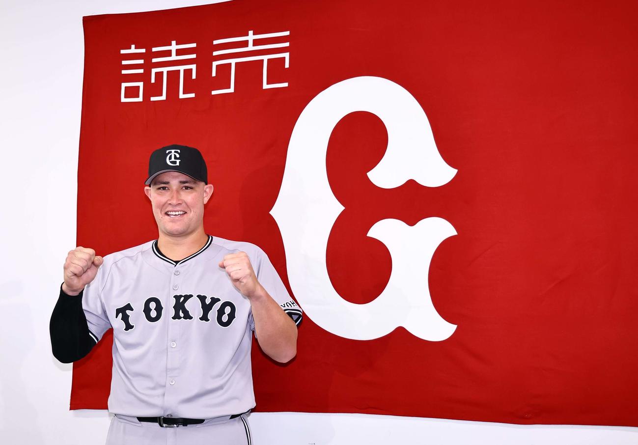 広島対巨人　マツダスタジアムで会見したリチャードは笑顔を見せる（撮影・上田博志）