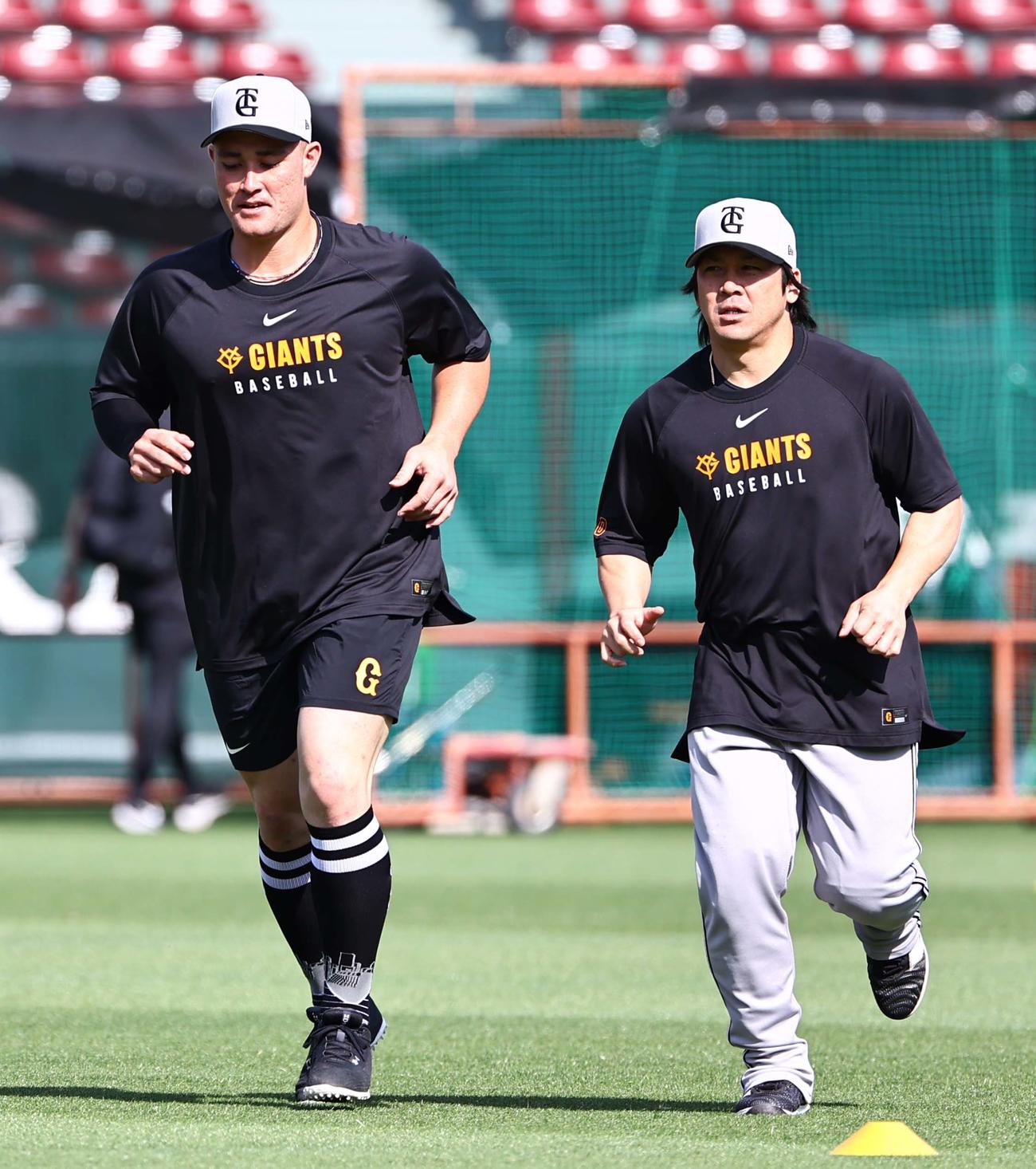 広島対巨人　甲斐（右）とウオーミングアップをするリチャード（撮影・上田博志）