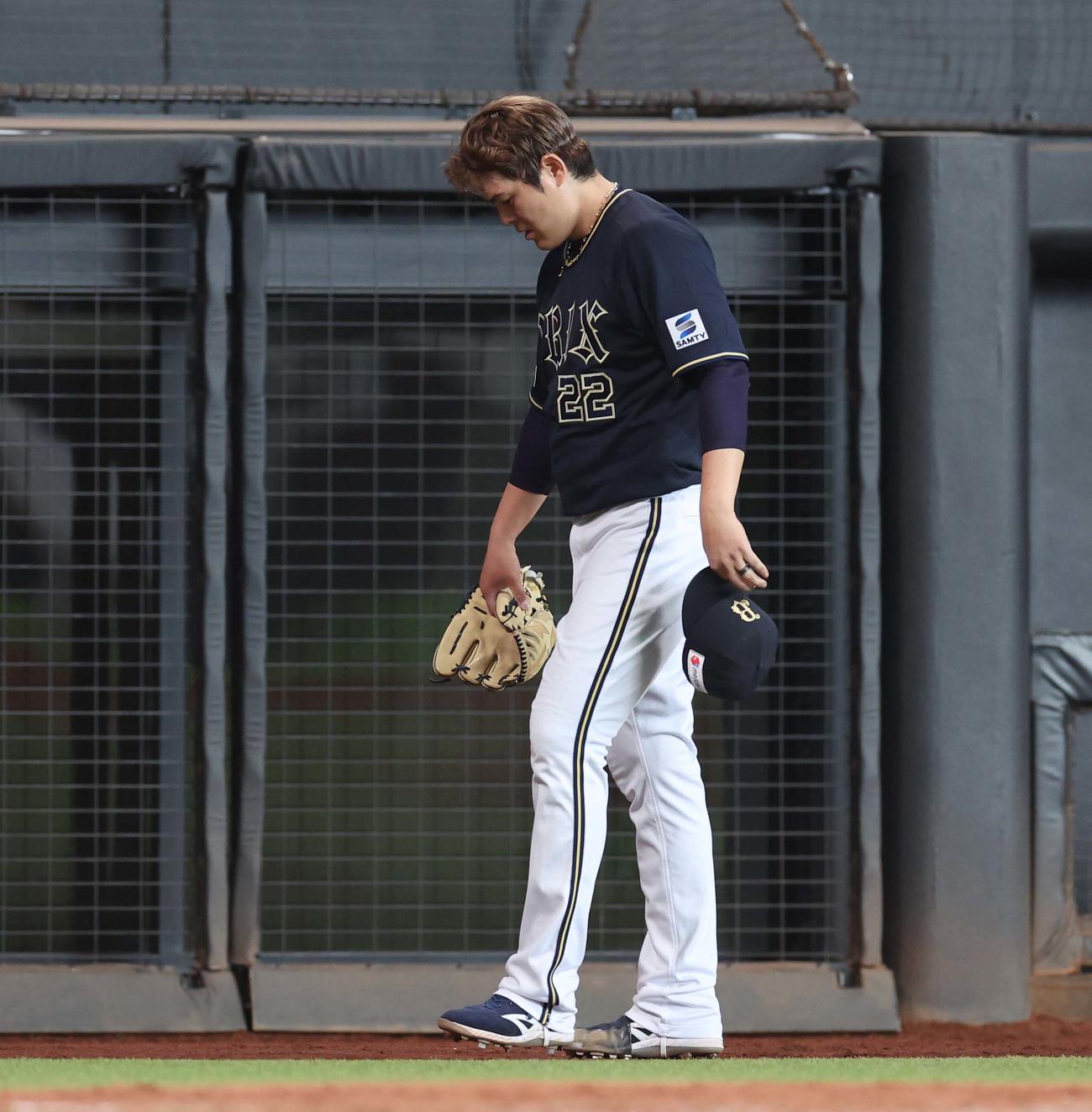 日本ハム対オリックス　7回裏日本ハム1死満塁、伏見に適時打を浴びうつむく九里（撮影・黒川智章）
