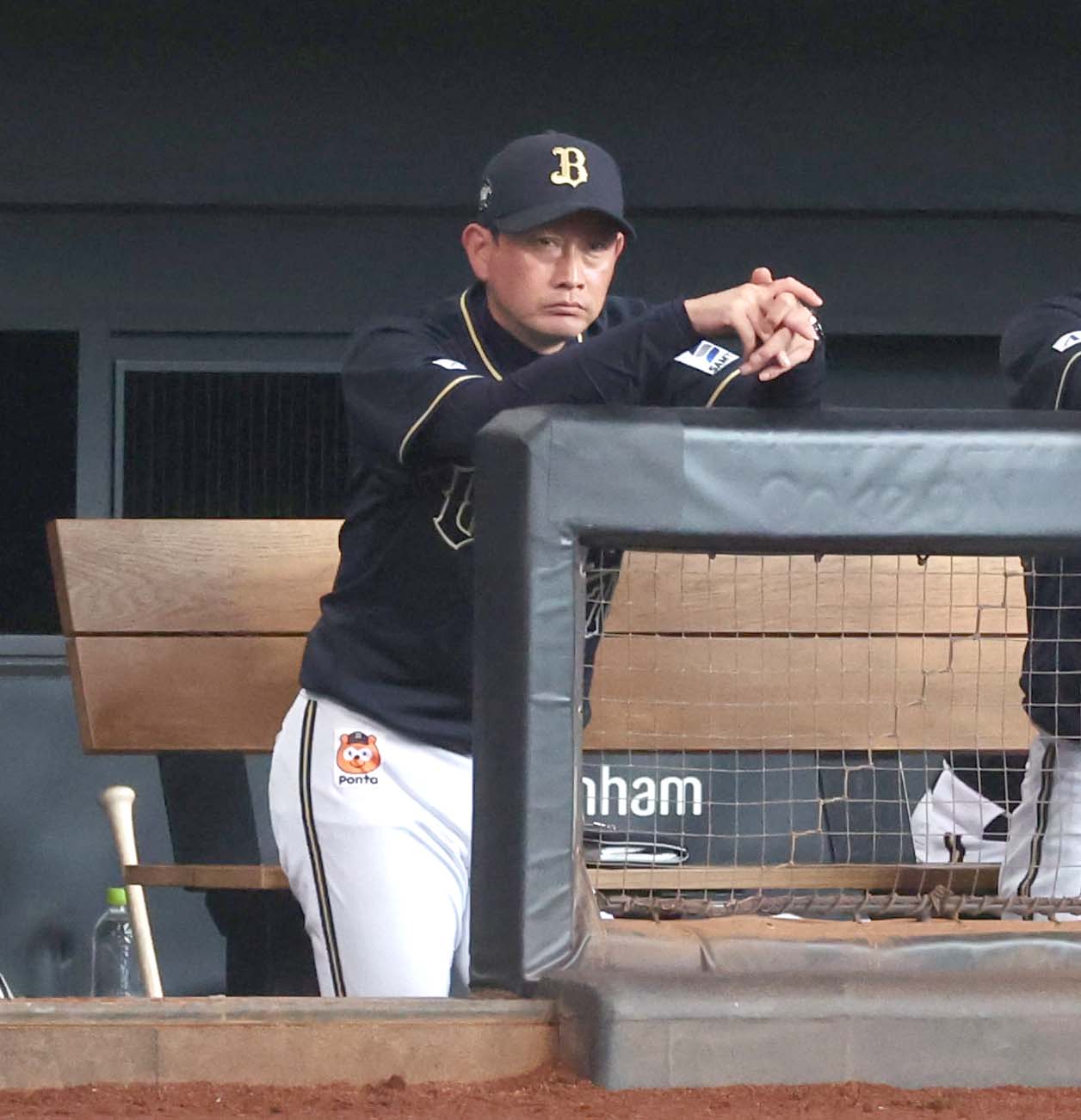 日本ハム対オリックス　ベンチで試合を見つめる岸田監督（撮影・黒川智章）