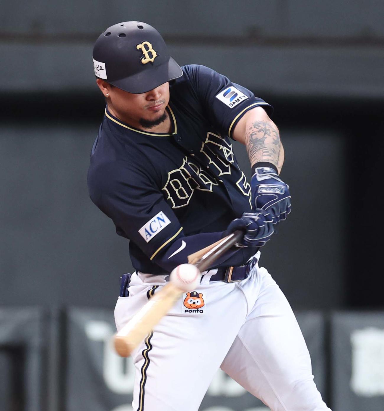日本ハム対オリックス　5回表オリックス1死、バットを折りながら右前打を放つディアス（撮影・黒川智章）