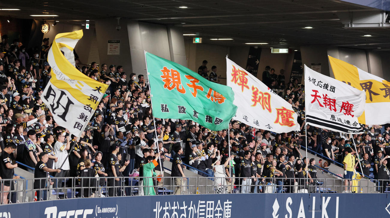 ソフトバンク対西武　声援を送るソフトバンクファン（撮影・加藤哉）