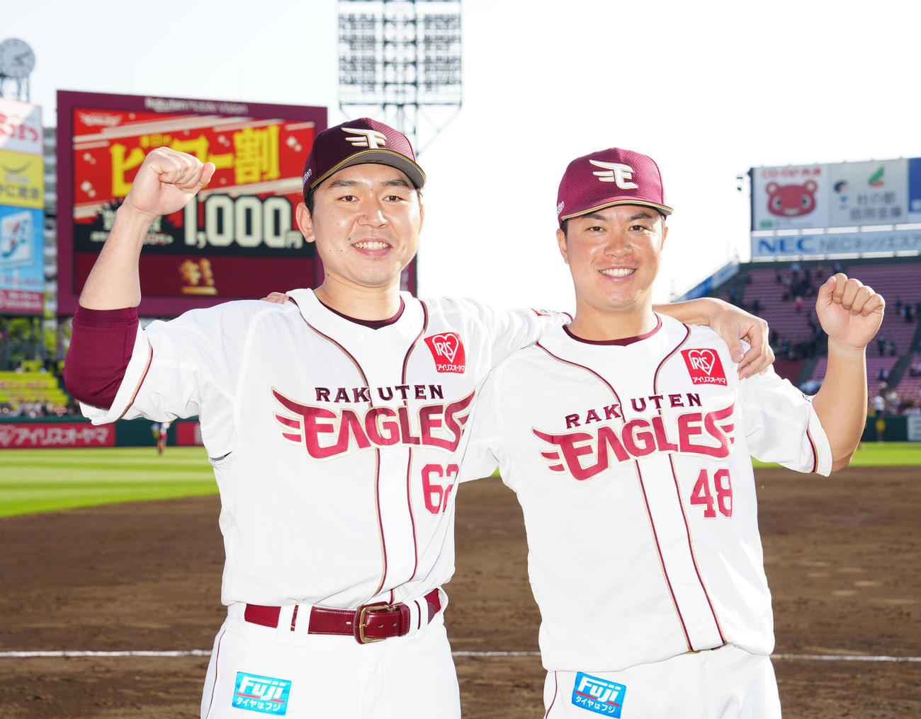 楽天対ロッテ　試合後、写真に納まる楽天西口（左）と渡辺佳（撮影・江口和貴）