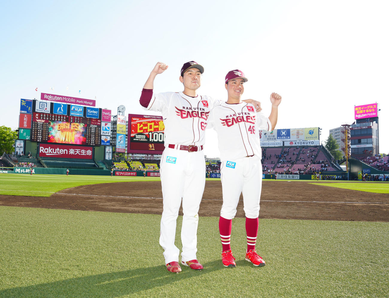 楽天対ロッテ　試合後、写真に納まる楽天西口（左）と渡辺佳（撮影・江口和貴）