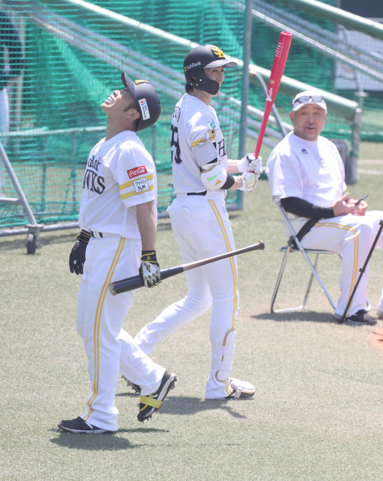 ライブBPで打席に立った近藤は空振り三振に終わり悔しそうな表情、後方は周東（撮影・梅根麻紀）