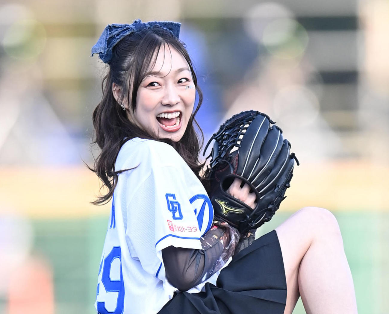 中日対ヤクルト　試合前、セレモニアルピッチを行う須田亜香里（撮影・森本幸一）