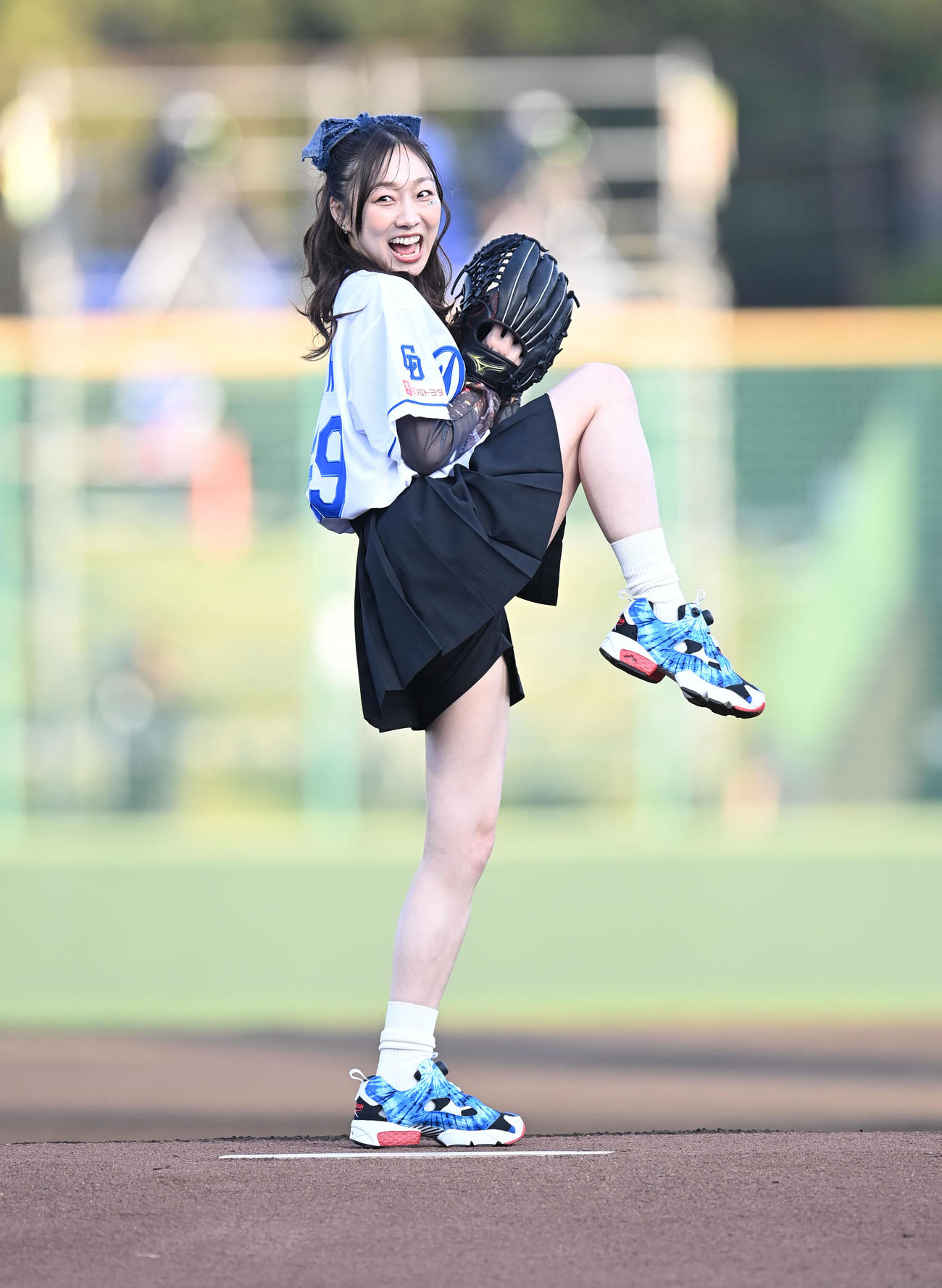 中日対ヤクルト　試合前、セレモニアルピッチを行う須田亜香里（撮影・森本幸一）