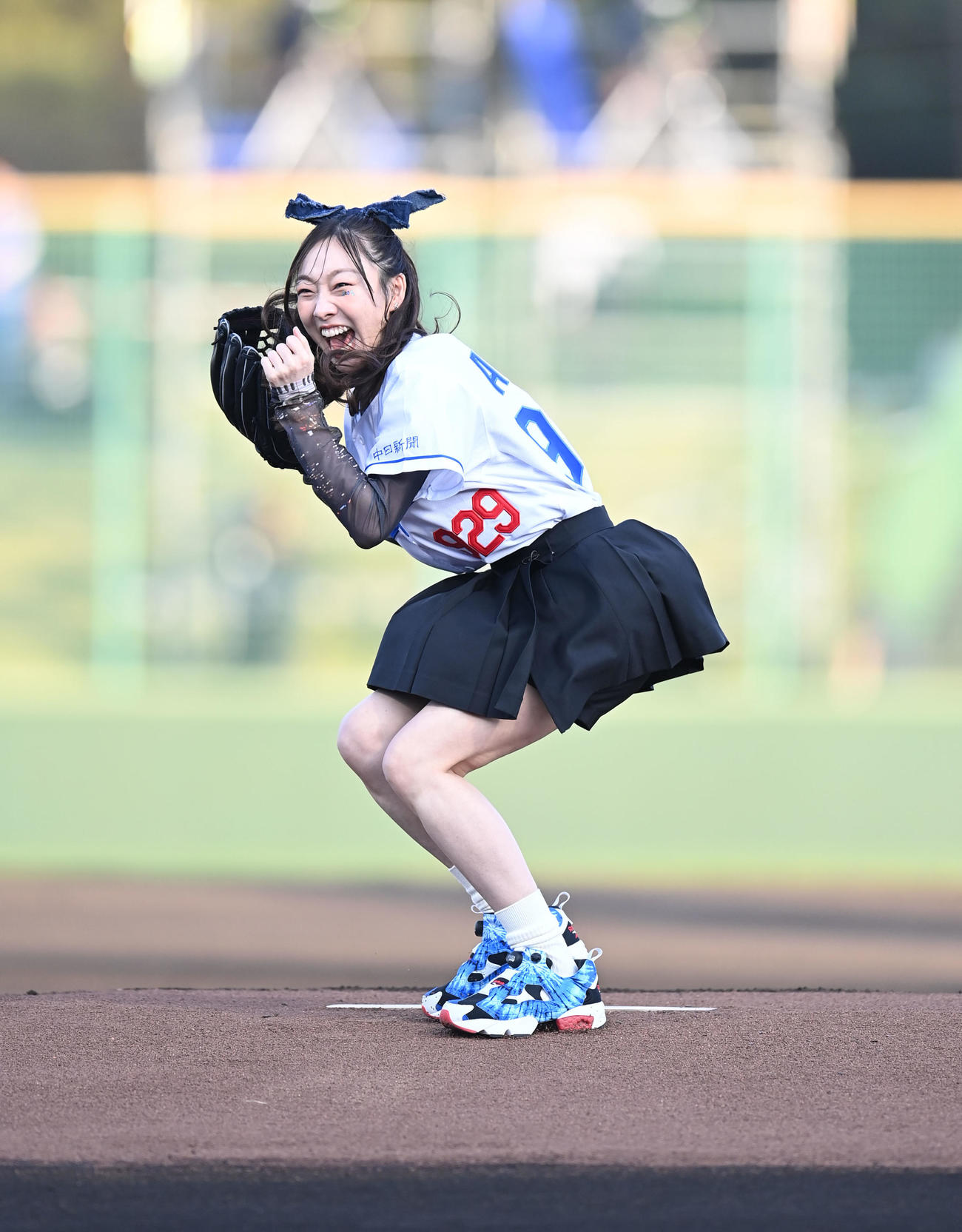 中日対ヤクルト　試合前、セレモニアルピッチを行う須田亜香里（撮影・森本幸一）
