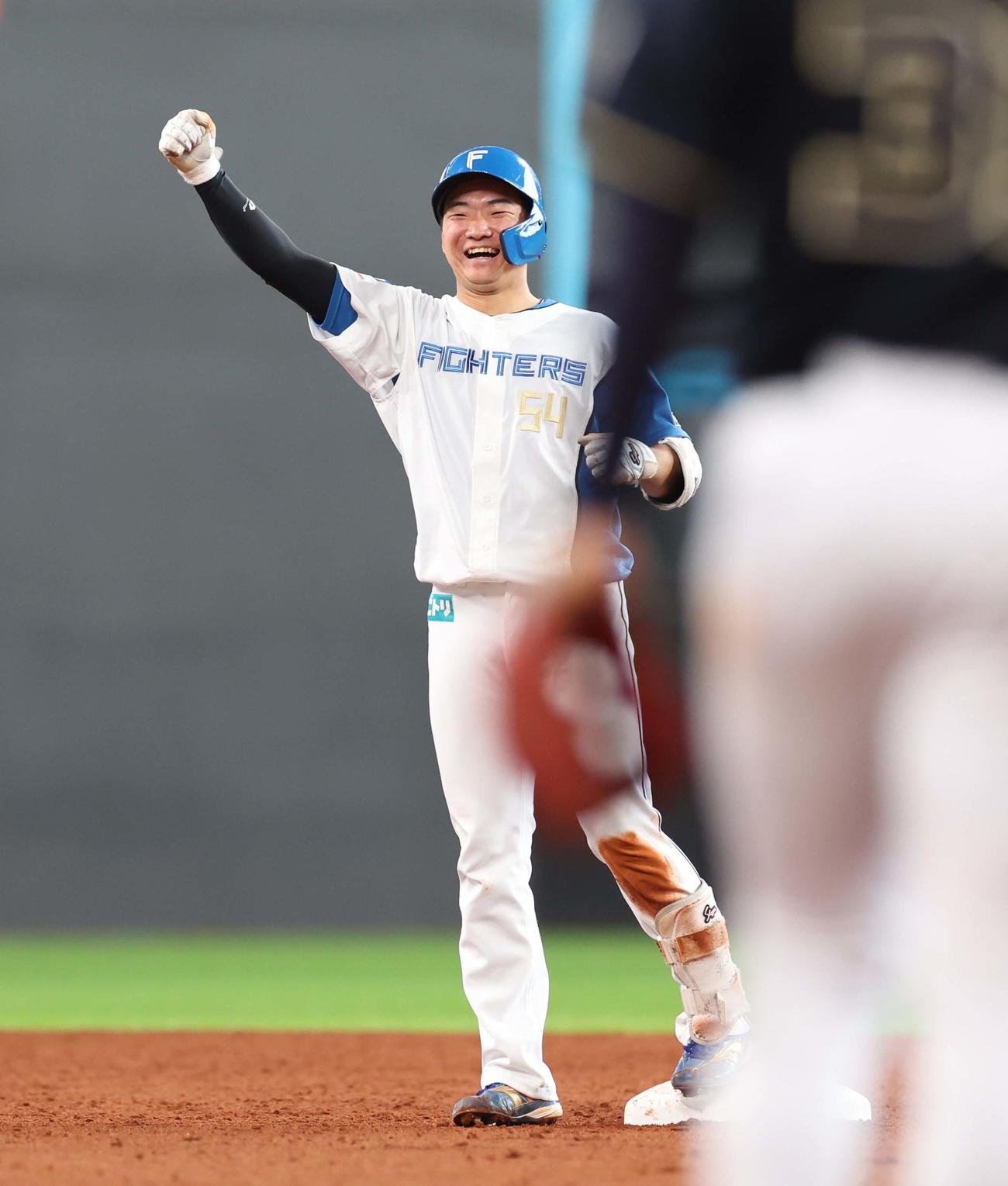 日本ハム対オリックス　7回裏日本ハム2死二、三塁、右前適時打を放ちガッツポーズの山県（撮影・黒川智章）