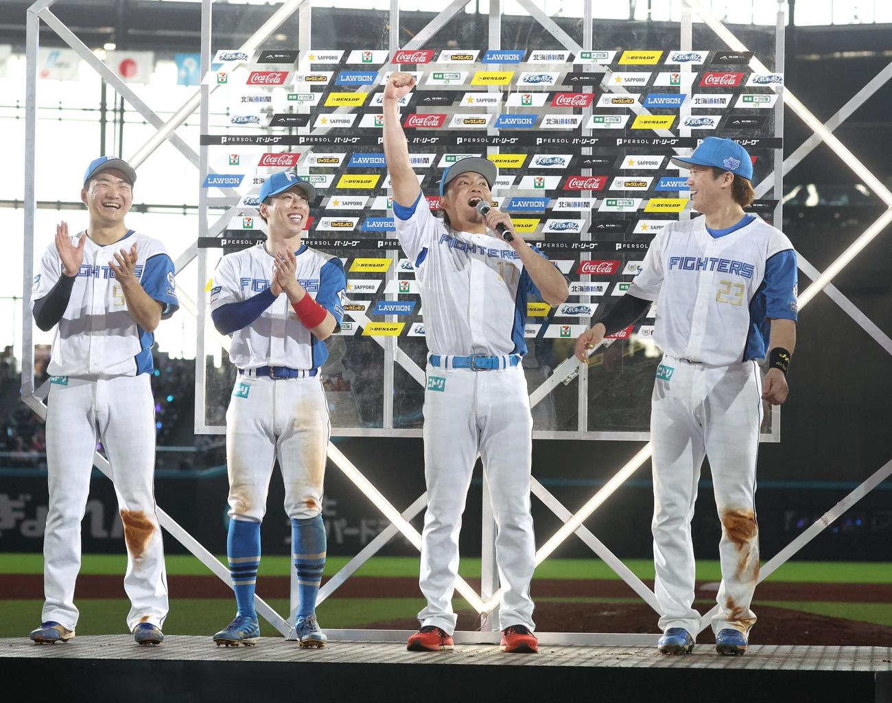 日本ハム対オリックス　ヒーローインタビューで叫ぶ伊藤（左から3人目）。左から山県、五十幡、右端は伏見（撮影・黒川智章）