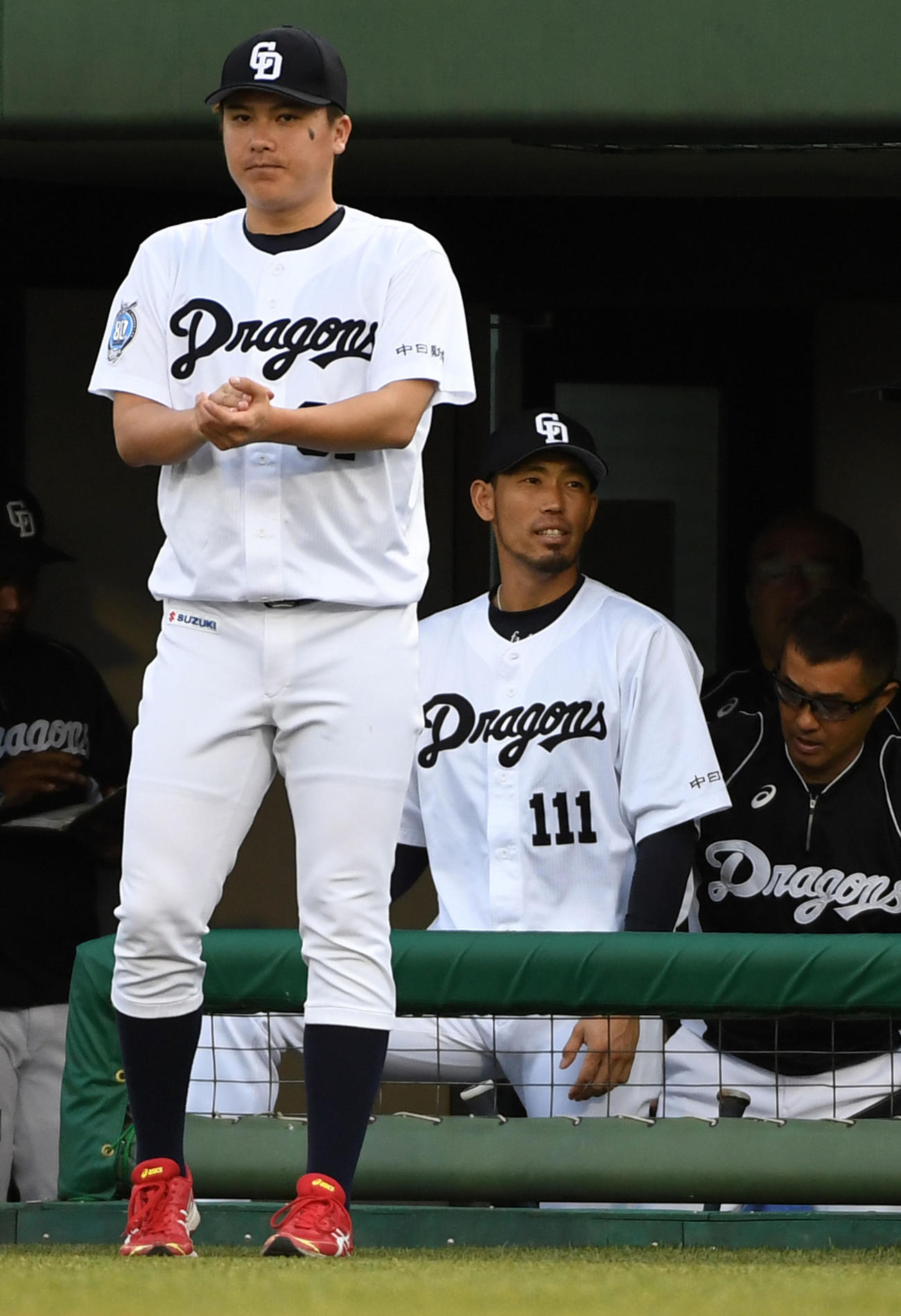 2016年7月5日、中日対広島12回戦　ユニホームを忘れ、三輪敬司ブルペン捕手のを借りてベンチに入る藤井淳志