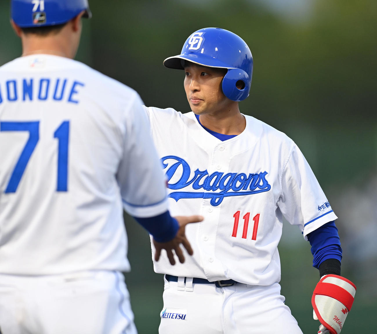 中日対ヤクルト　1回裏中日2死満塁、右前適時打を放ちベンチへアピールする田中（撮影・森本幸一）