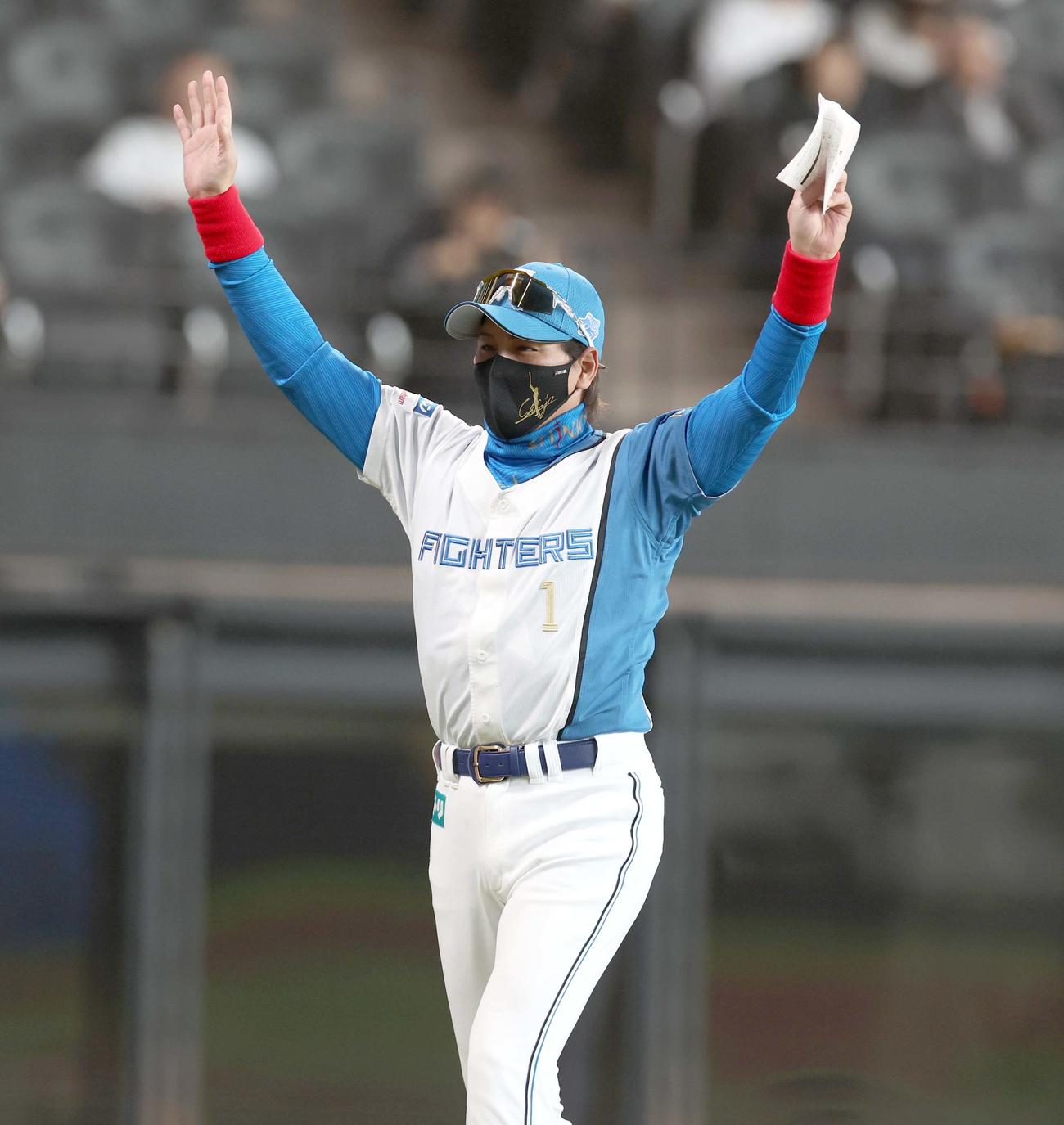 日本ハム対オリックス　試合前、スタンドに向かって手を挙げる新庄監督（撮影・黒川智章）