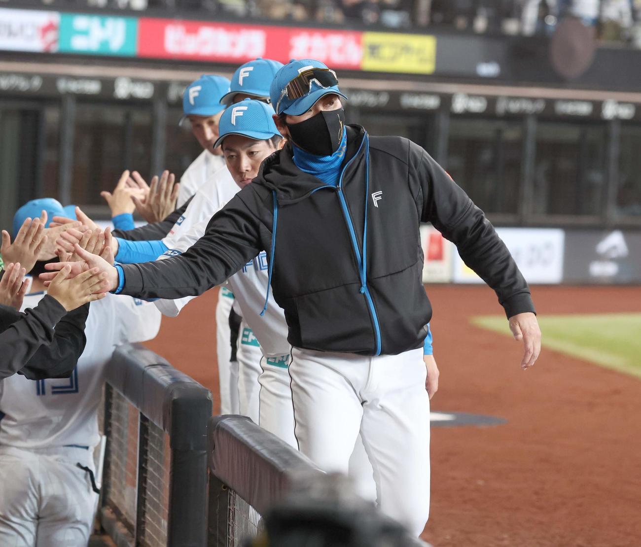 日本ハム対オリックス　試合後、スタッフらとタッチする新庄監督（撮影・黒川智章）
