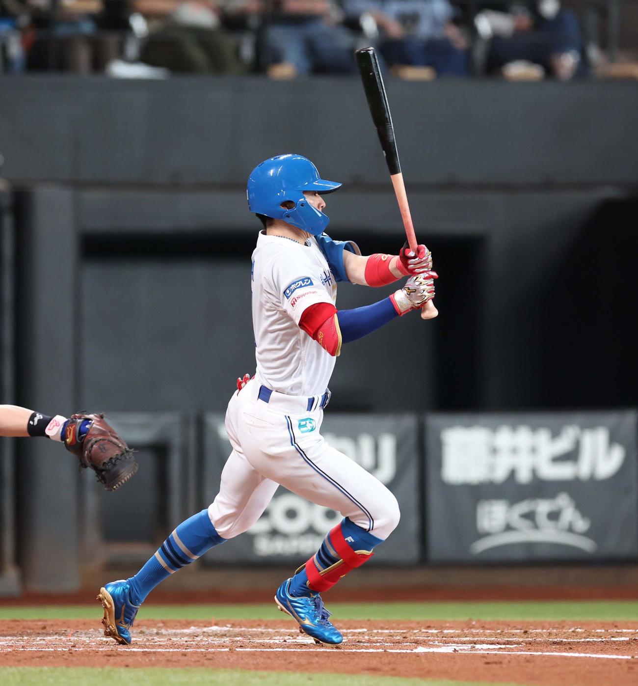 日本ハム対オリックス　3回裏日本ハム1死二塁、中前適時打を放つ五十幡（撮影・黒川智章）