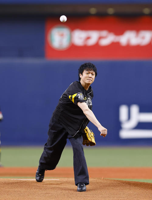 ソフトバンク】SUPER EIGHTの丸山隆平が人生初の始球式「届いたので100