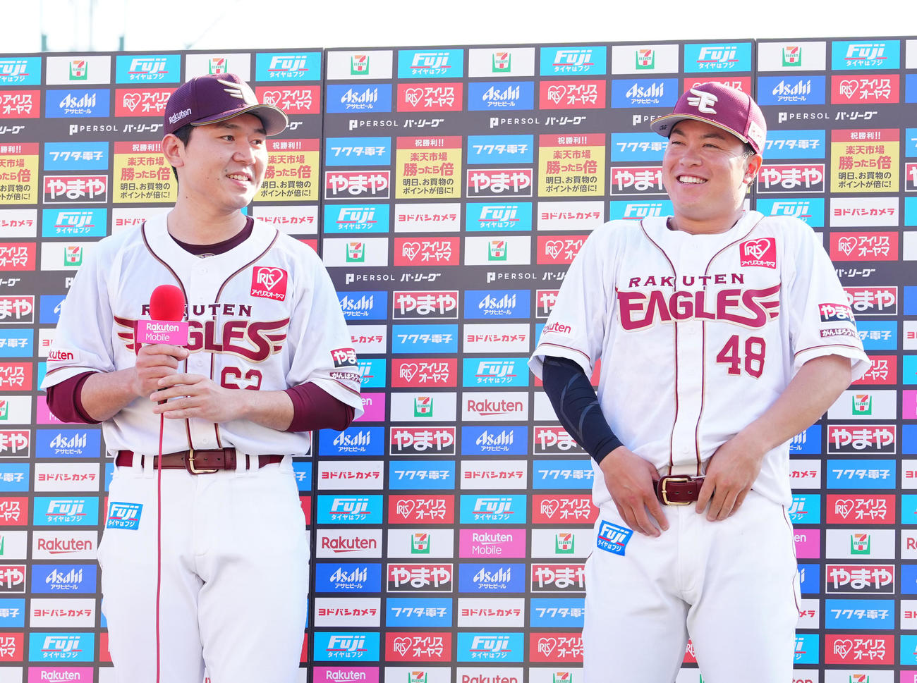 楽天対ロッテ　試合後、お立ち台に上がる楽天西口（左）と渡辺佳（撮影・江口和貴）