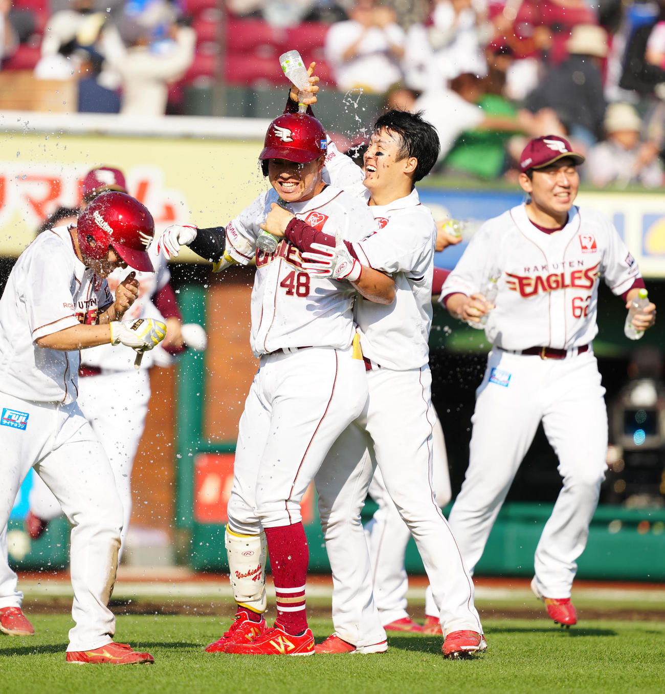 楽天対ロッテ　9回裏楽天1死一、三塁、サヨナラ犠飛で祝福される渡辺佳（中央左）（撮影・江口和貴）