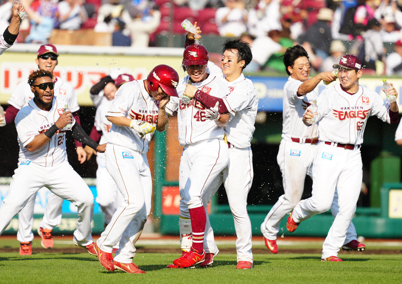 楽天対ロッテ　9回裏楽天1死一、三塁、サヨナラ犠飛で祝福される渡辺佳（中央）。右端は西口（撮影・江口和貴）